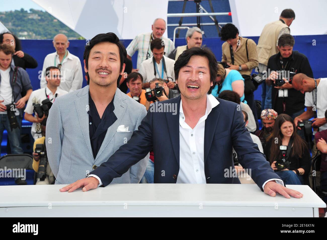 Yun-seok Kim (L) e Jung-woo ha ad una fotocellula per il film sudcoreano 'The Murderer' presentato nella sezione un certo riguardo come parte del 64 Festival Internazionale del Cinema di Cannes, al Palais des Festivals a Cannes, Francia meridionale, il 18 maggio 2011. Foto di Hahn-Nebinger-Genin/ABACAPRESS.COM Foto Stock