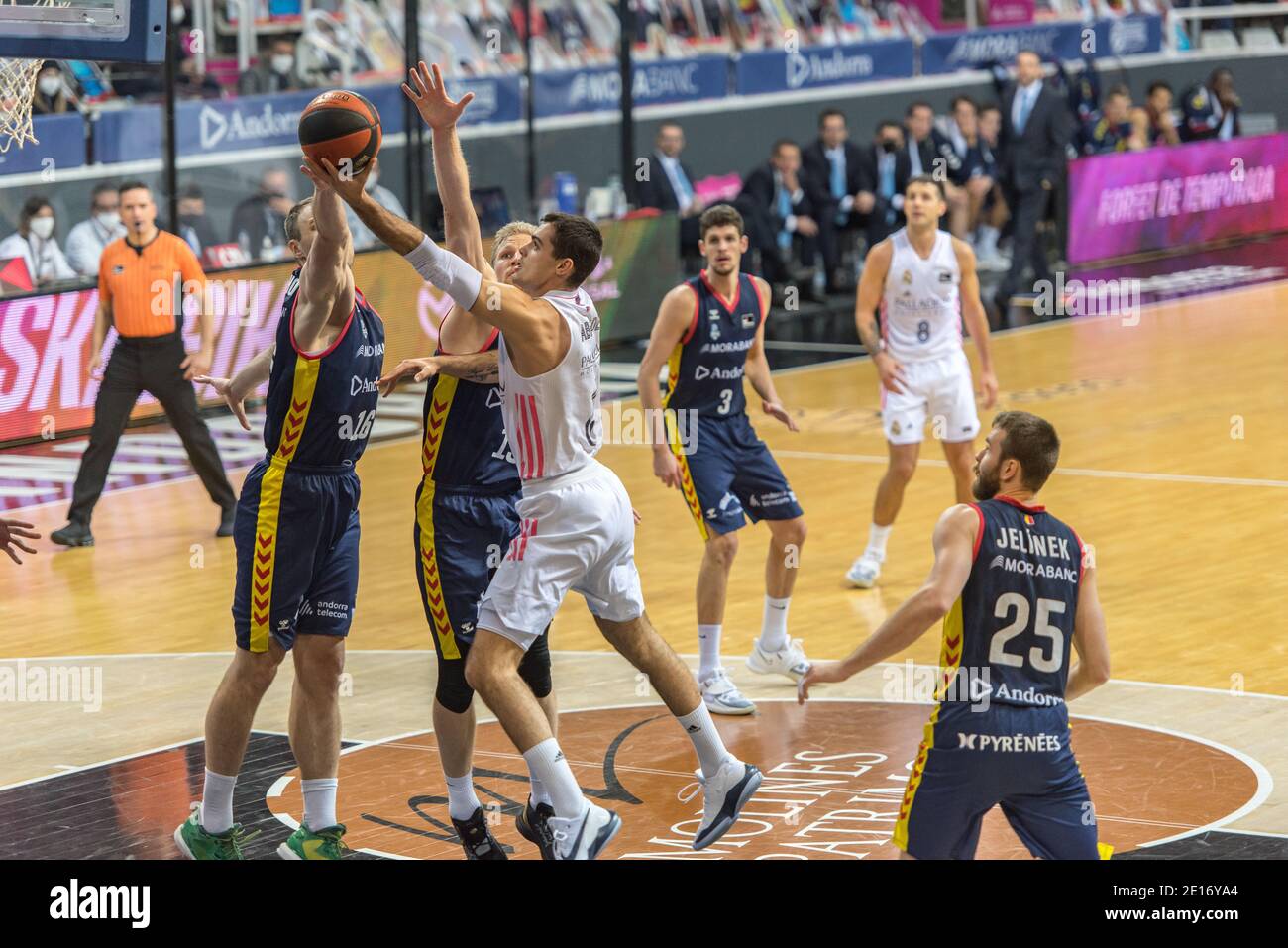 Andorra la Vella, Andorra: 2021 gennaio 4: Alberto Abalde del Real Madrid in azione nella partita della Endesa ACB League tra Mora Banc Andorra e Real ma Foto Stock