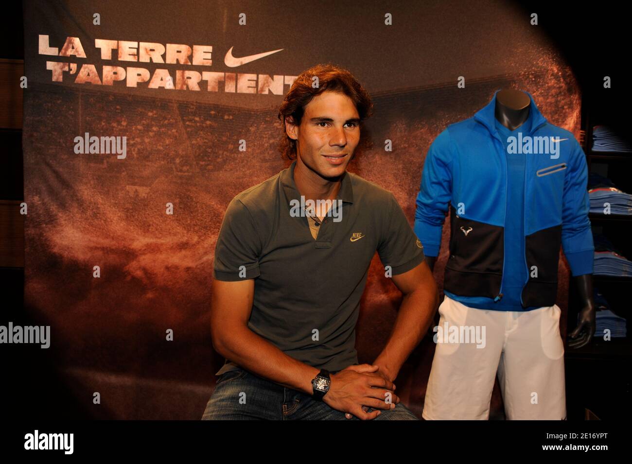 La spagnola Rafael Nadal presenta la sua nuova maglia Nike nel negozio Nike sugli Champs Elysees, Parigi, Francia prima del French Tennis Open 2011 il 19 maggio 2011. Foto di Henri Szwarc/ABACAPRESS.COM Foto Stock