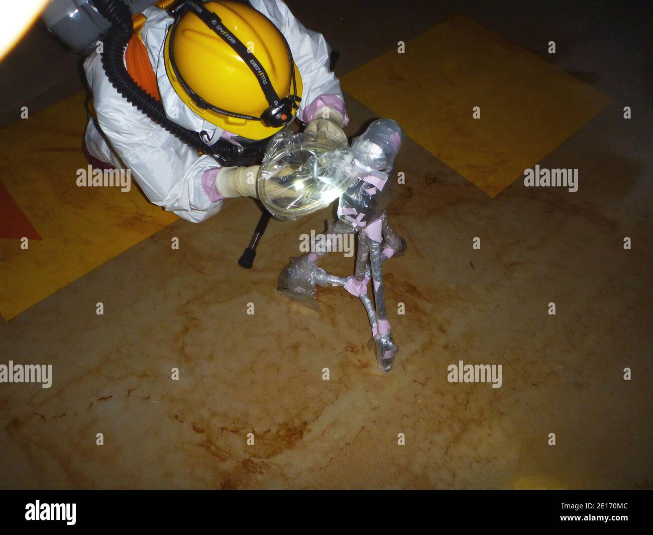 Un operaio che indossa una tuta protettiva raccoglie la polvere all'interno della centrale nucleare No.2 di Fukushima Daiichi della Tokyo Electric Power Co. (TEPCO) nella prefettura di Fukushima, in questa foto scattata il 18 maggio. I lavoratori giapponesi sono entrati nell'ultimo di tre edifici di reattori colpiti da un crollo del combustibile nucleare presso lo stabilimento di Fukushima, scolpito dallo tsunami, ha dichiarato giovedì l'operatore Tokyo Electric, mentre si muove per stabilizzare l'impianto che perde radiazioni da più di due mesi. Foto dell'handout tramite ABACAPRESS.COM Foto Stock