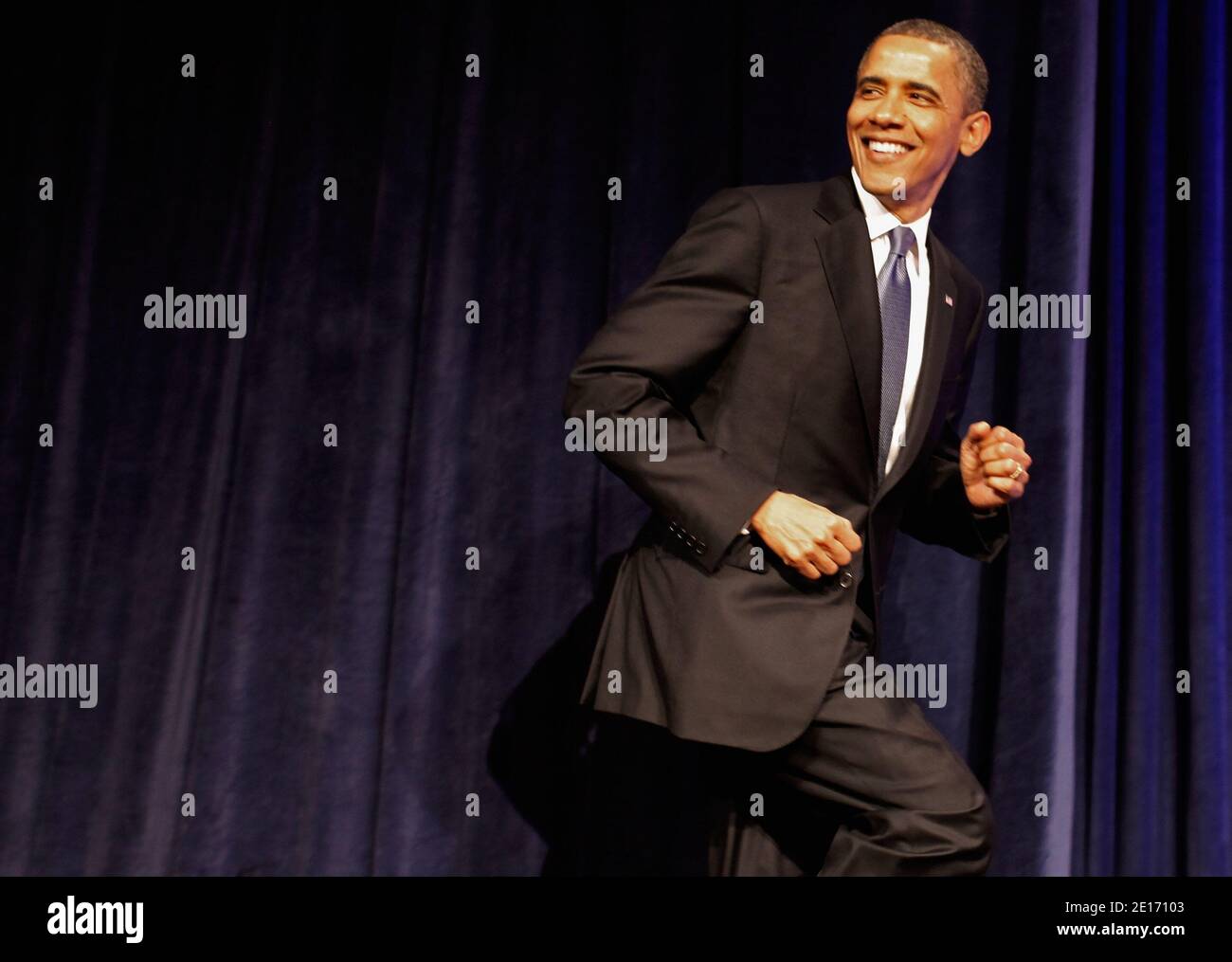 Il presidente degli Stati Uniti Barack Obama prende il palcoscenico prima di rivolgersi al Women's Leadership Forum al Grand Hyatt Hotel di Washington il 19 maggio 2011. Obama ha delineato i risultati della sua amministrazione, tra cui la nomina di due donne alla Corte Suprema e il superamento del Lilly Ledbetter Fair Pay Act, ma ha detto che c'era più da fare e chiesto il sostegno per un secondo mandato. Foto di chip Somodevilla/Pool/ABACAPRESS.COM Foto Stock