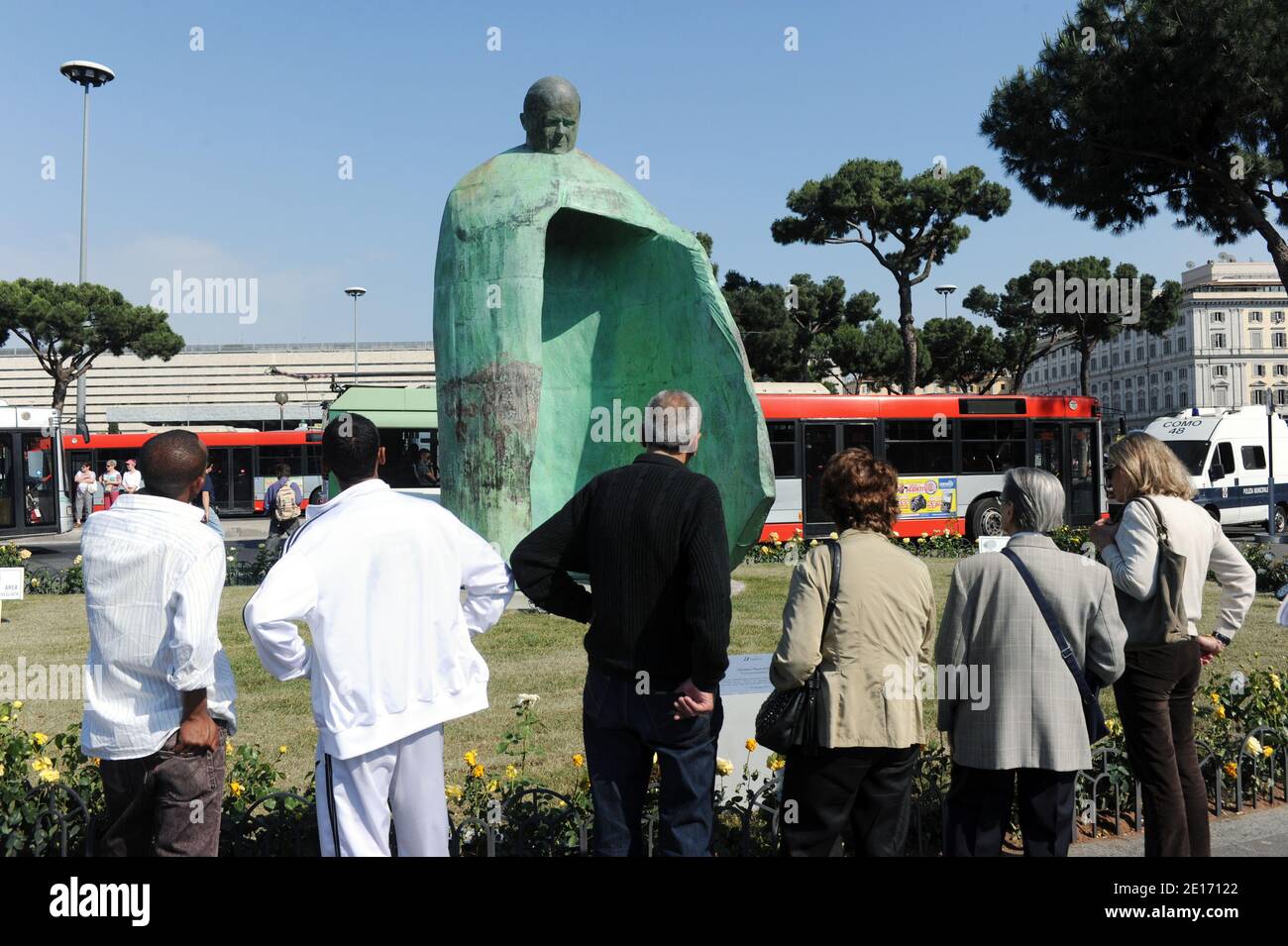 Un'enorme statua di Giovanni Paolo II, svelata di fronte alla stazione centrale poche settimane dopo che l'ex pontefice è stato messo sulla strada della santità, ha scatenato polemiche con la gente del posto che lo chiedeva di andare a Roma, Italia il 20,2011 maggio. La statua di bronzo alta cinque metri, Progettato dall'artista italiano Oliviero Rainaldi, raffigura Giovanni Paolo II con le braccia distese, riflettendo il "messaggio di accoglienza e di apertura verso gli altri" del papa. Giovanni Paolo sorride benignamente sui passanti, la sua testa di bronzo sostenuta da una struttura senza corpo, ma un grande mantello che cade a terra su tre lati, lasciando Foto Stock