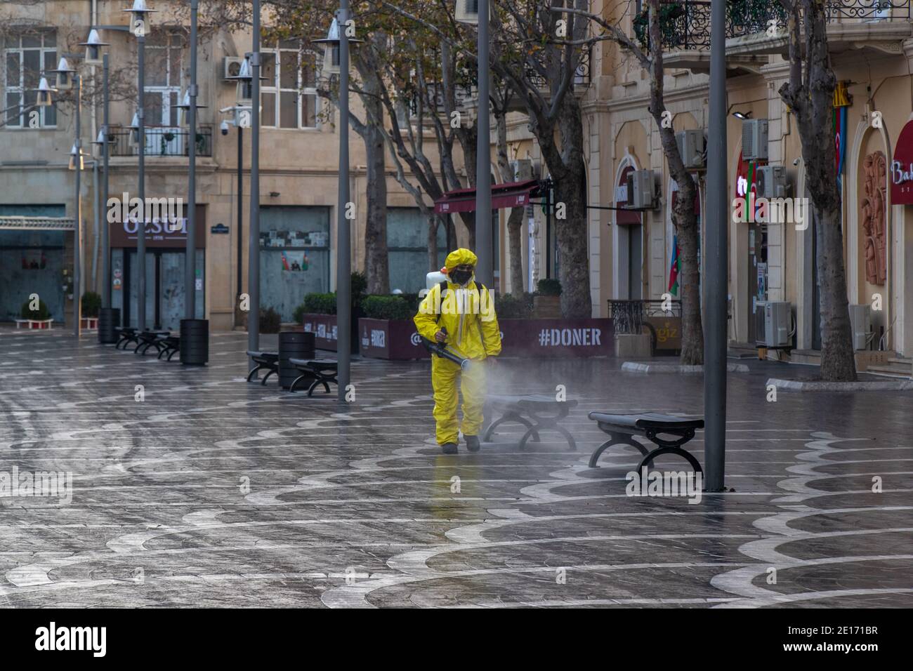 Disinfezione stradale, misure preventive di quarantena. Strade vuote. Pandemia. Baku - Azerbaigian: 2 gennaio 2021. Foto Stock