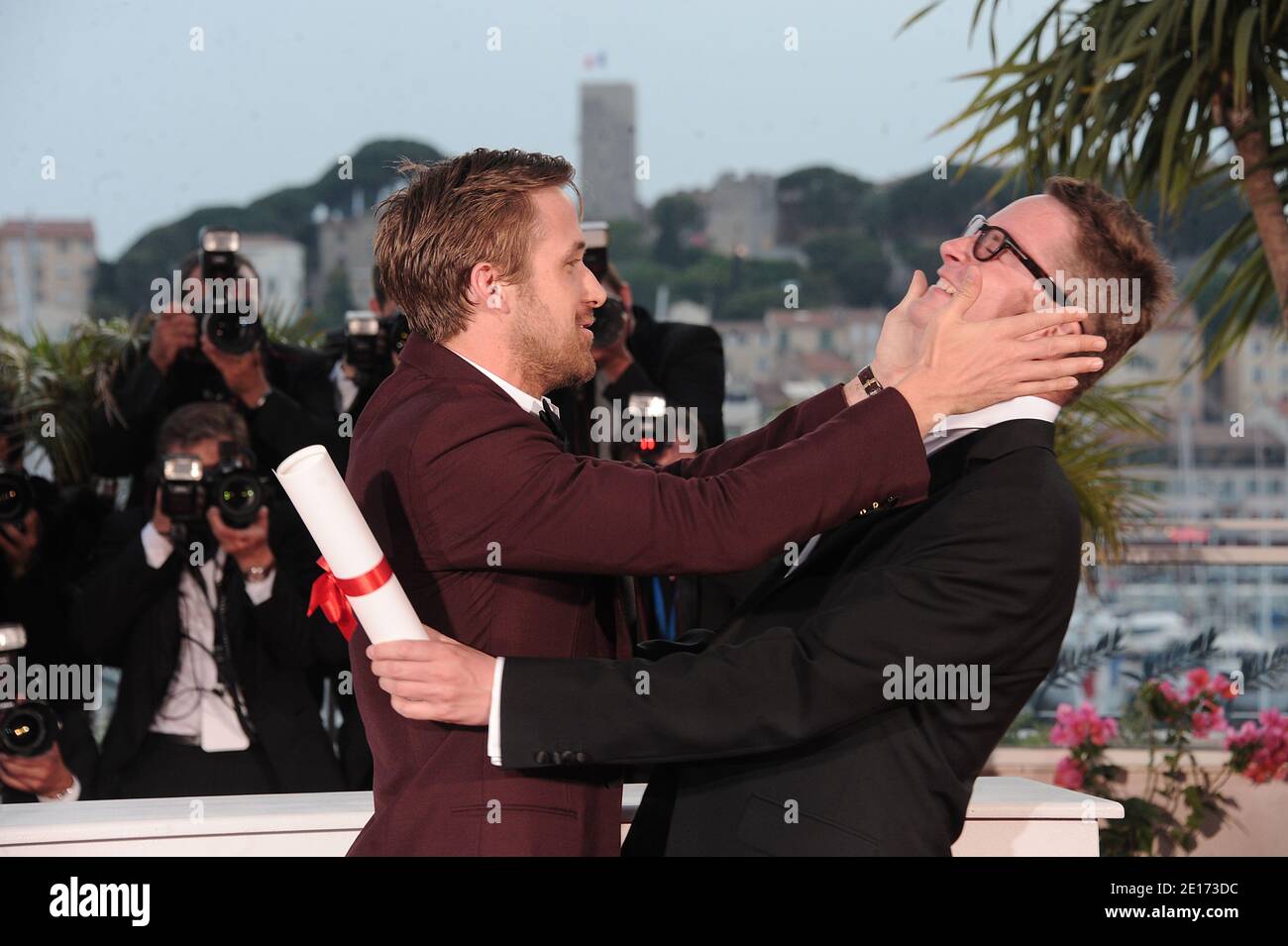 L'attore Ryan Gosling (L) e 2011 il miglior regista Nicolas Wiring Refn del film 'Drive' pose al Palme d'Or Winners Photocall al Palais des Festivals durante il 64° Festival di Cannes, in Francia, il 22 maggio 2011. Foto di Giancarlo Gorassini/ABACAPRESS.COM Foto Stock