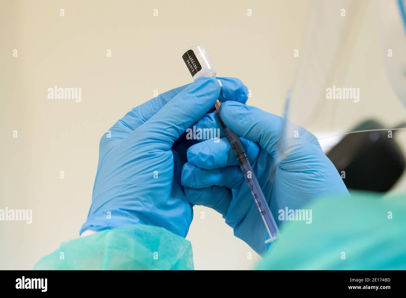 Pfizer–BioNTech vaccino COVID-19 in Polonia, 27 Dicembre 2020 © Wojciech Strozyk / Alamy Stock Photo Foto Stock