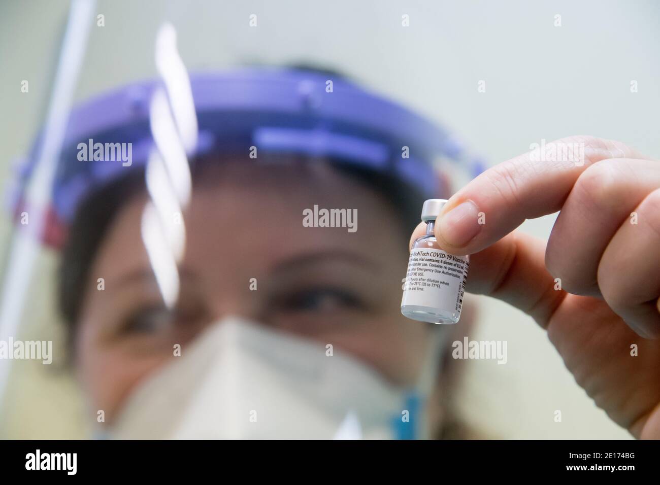 Pfizer–BioNTech vaccino COVID-19 in Polonia, 27 Dicembre 2020 © Wojciech Strozyk / Alamy Stock Photo Foto Stock