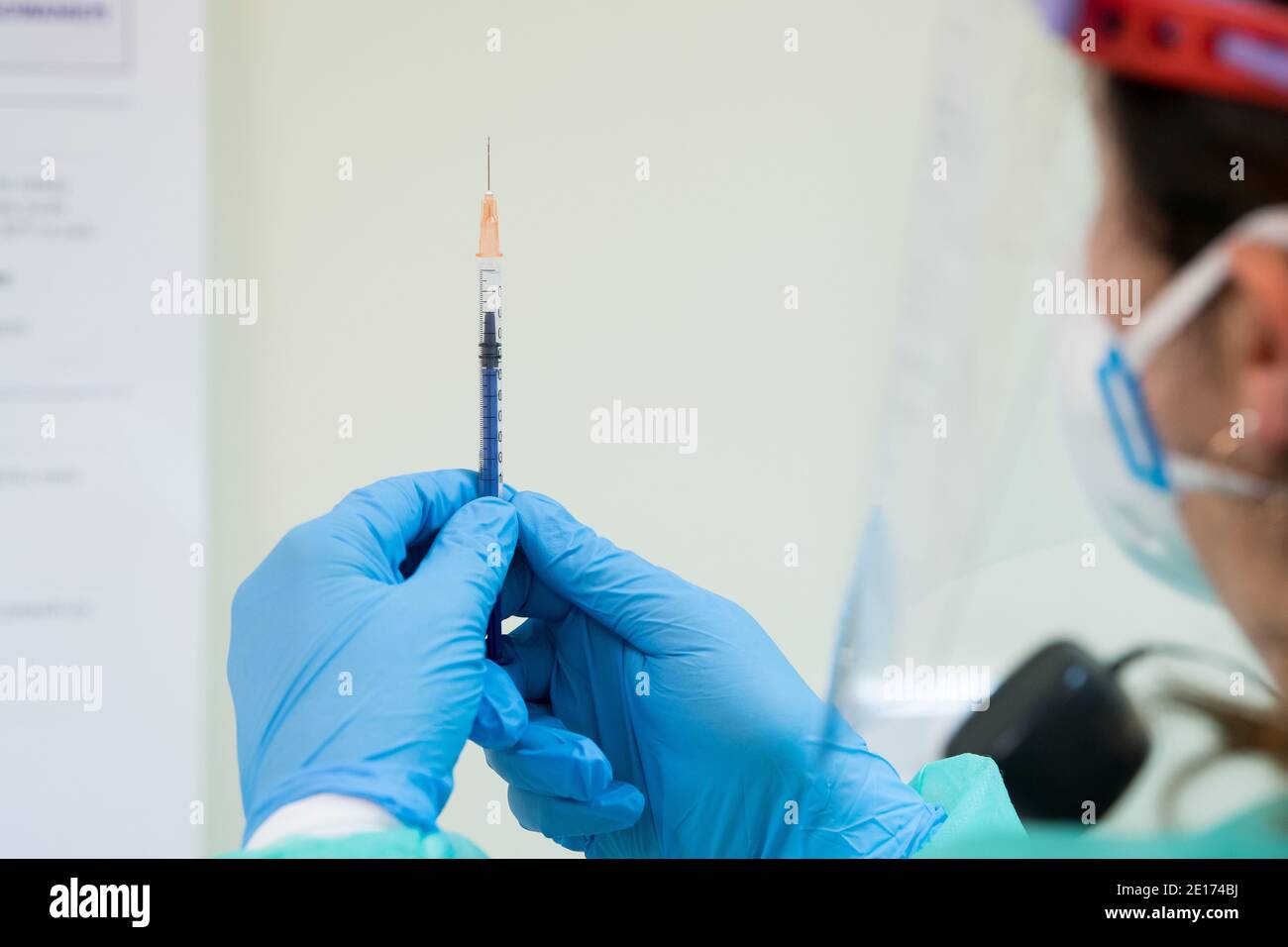 Pfizer–BioNTech vaccino COVID-19 in Polonia, 27 Dicembre 2020 © Wojciech Strozyk / Alamy Stock Photo Foto Stock