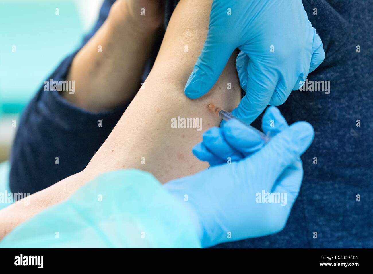 Pfizer–BioNTech vaccino COVID-19 in Polonia, 27 Dicembre 2020 © Wojciech Strozyk / Alamy Stock Photo Foto Stock