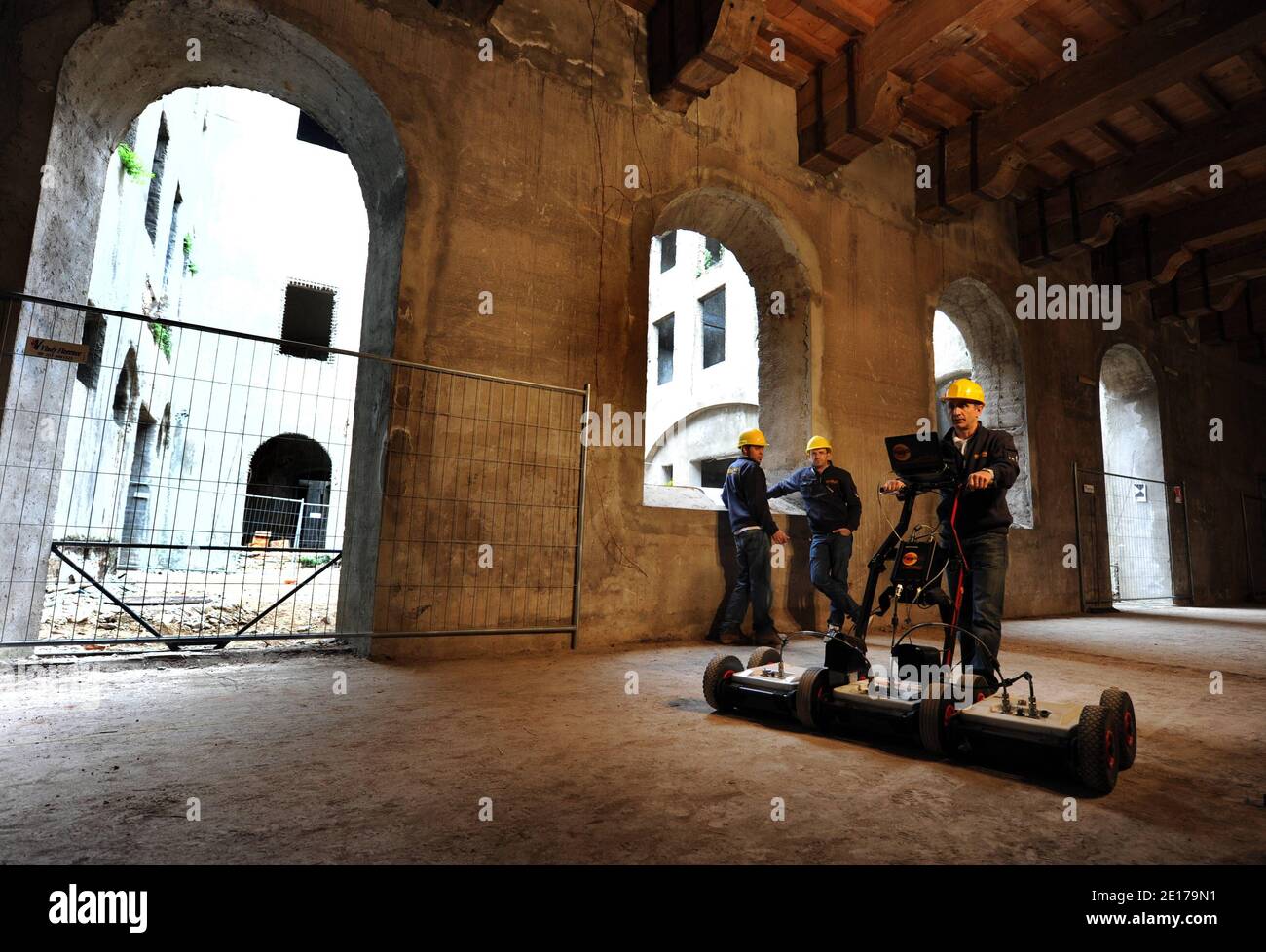 I ricercatori utilizzano un dispositivo geo-radar per cercare tombe  sotterranee nel Convento di Sant'Ursula, abbandonato a Firenze, il 27  aprile 2011. I ricercatori sono alla ricerca dei resti della donna  rinascimentale Lisa