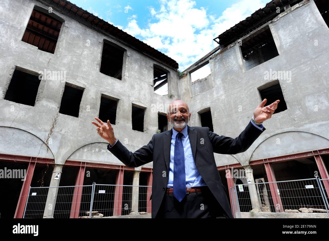 Silvano Vinceti, presidente del Comitato Nazionale italiano per la promozione del Patrimonio storico, Cultura, E l'ambiente guida un team di archeologi che stanno cercando nel Convento abbandonato di Sant'Ursula a Firenze, Italia il 20 maggio 2011 per i resti di Lisa Gherardini del Giocondo, la donna che si ritiene abbia ispirato la Monna Lisa di Leonardo da Vinci, dipinto che oggi è appeso al Louvre di Parigi. Secondo quanto riferito, ha trascorso gli ultimi due anni (fino alla sua morte nel 1542) nel Convento di Sant'Ursula a Firenze dopo la morte del marito. Gli archeologi cercheranno di estrarre il DNA dallo sk Foto Stock