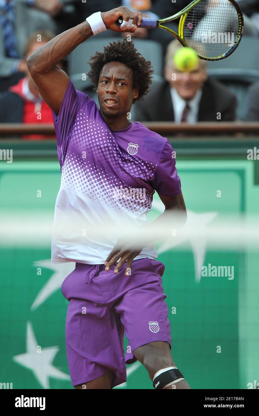 La sconfitta francese di Gael Monfils , 6-4, 6-3, 7-6, da parte dello svizzero Roger Federer nel quarto turno finale del giorno 10, in occasione del campionato di tennis francese Open 2011 all'arena Roland Garros di Parigi, Francia, il 31 maggio 2011. Foto di Christophe Guibbaud/ABACAPRESS.COM Foto Stock