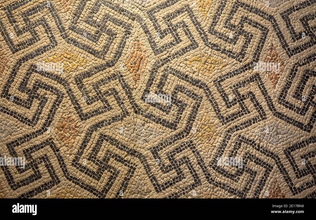 Simbolo della swastika nell'antica decorazione a mosaico celtico. Design per uno sfondo vecchio stile. Foto Stock