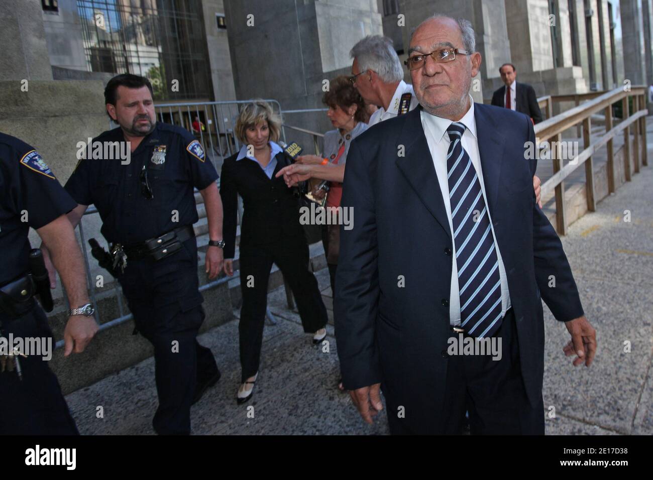 Accanto al caso Dominique Strauss Kahn, Mahmoud Abdel Salam Omar, un uomo d'affari egiziano accusato di aver fatto una cameriera in un hotel di Manhattan, lascia un tribunale penale a Manhattan, NY, USA il 3 giugno 2011. Foto di Kevin Hagen/ABACAPRESS.COM Foto Stock