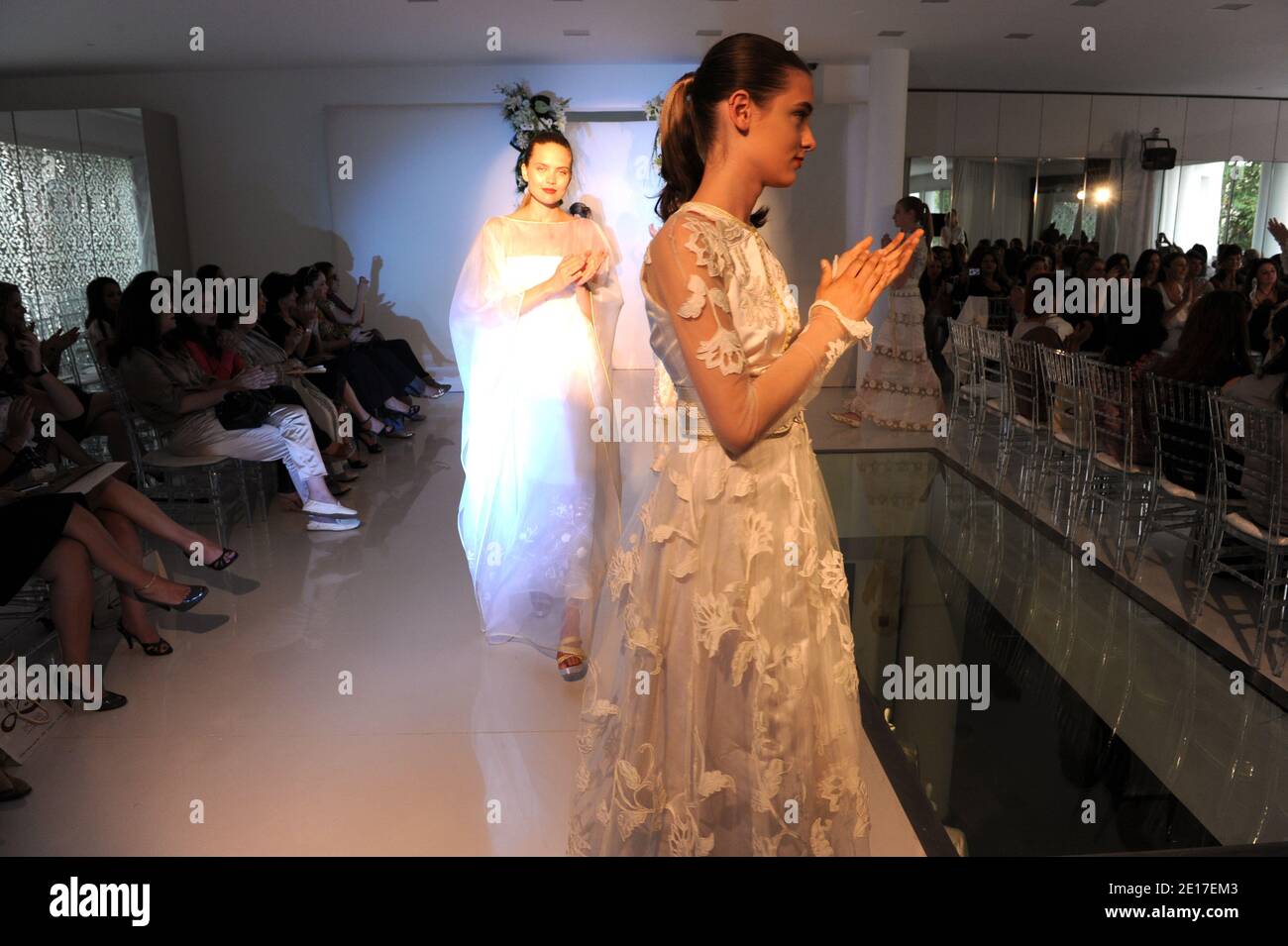 Un modello presenta una creazione della stilista marocchina Zhor Rais dalla sua collezione 'Eclats de Lumiere', presso la sua nuovissima casa di couture a Casablanca, Marocco, il 27 maggio 2011. Zhor Rais è una stilista di moda che progetta caffetterie tradizionali per la famiglia reale in Marocco ed è il primo designer ad aprire la propria casa di couture (con un atelier, showroom, ecc.) in Marocco. Foto di Ammar Abd Rabbo/ABACAPRESS.COM Foto Stock