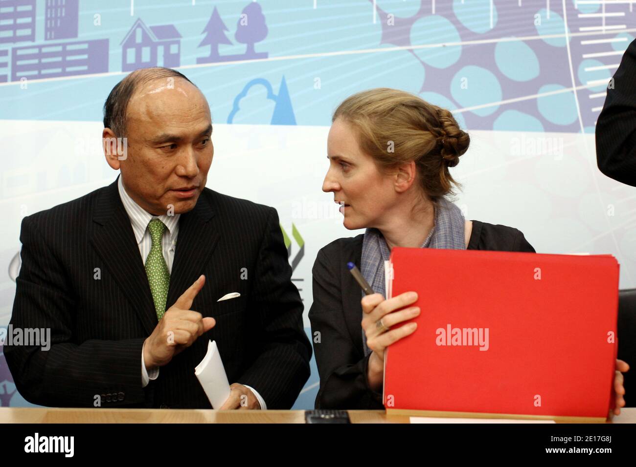 Il Ministro francese per l'ecologia, lo sviluppo sostenibile, i trasporti e l'edilizia Nathalie Kosciusko-Morizet e il Vice Ministro per gli Affari internazionali del Ministero dell'Economia, del Commercio e dell'industria del Giappone (METI) Hideichi Okada partecipano a una conferenza stampa presso la sede dell'OCSE, presso lo Chateau de la Muette, durante la convenzione sulla sicurezza nucleare; Nell'ambito degli sforzi internazionali per imparare dall'incidente della centrale giapponese di Fukushima, in preparazione di una riunione ministeriale dell'Agenzia internazionale dell'energia atomica del 22-24 giugno, a Parigi, Francia, 07 giugno 2011. Foto di Stephane Lemouton/ABACAPRESS.C Foto Stock