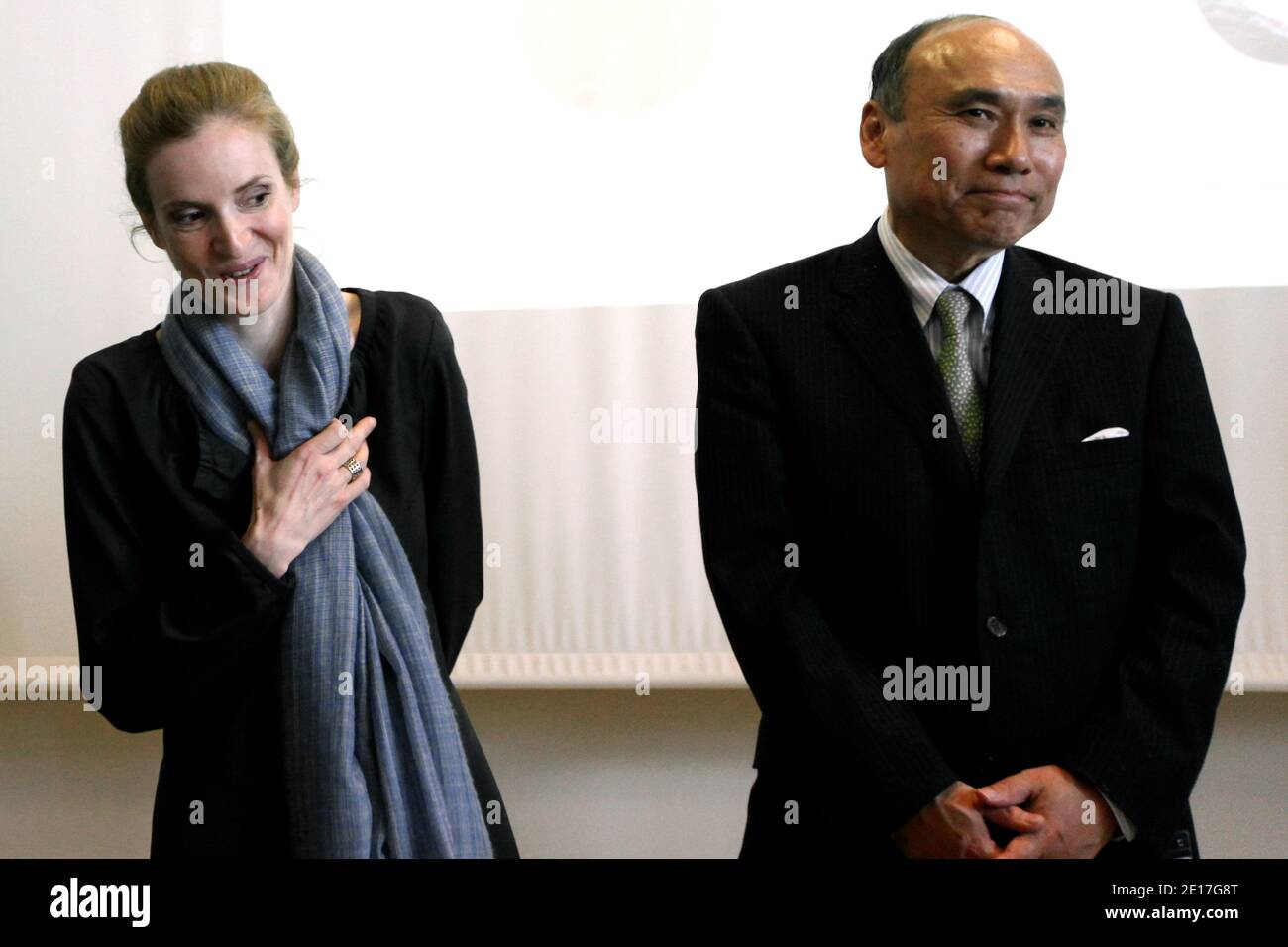 Il ministro francese dell'ambiente e dei trasporti Nathalie Kosciusko-Morizet e il vice ministro per gli affari internazionali del ministero dell'economia, del commercio e dell'industria del Giappone (METI) Hideichi Okada si sono recati presso il centro sperimentale DI MISTRA, appartenente alla CEA (Commissione per l'energia atomica), presso il centro di ricerca nucleare Saclay, in un sobborgo a Parigi, Francia, 07 giugno 2011. Foto di Stephane Lemouton/ABACAPRESS.COM Foto Stock