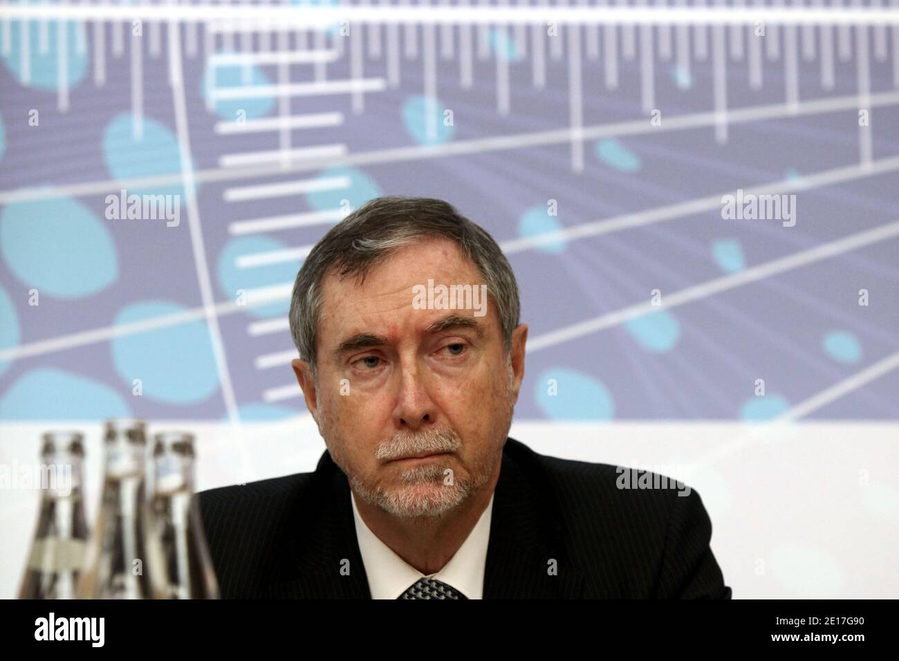 Luis Echavarri, direttore generale dell'Agenzia per l'energia nucleare dell'OCSE (NEA), partecipa a una conferenza stampa presso la sede centrale dell'OCSE, Chateau de la Muette, nel corso della convenzione sulla sicurezza nucleare, nell'ambito degli sforzi internazionali per imparare dall'incidente della centrale giapponese di Fukushima; In preparazione di una riunione ministeriale dell'Agenzia internazionale dell'energia atomica del 22-24 giugno 2011, a Parigi, Francia, 07 giugno 2004. Foto di Stephane Lemouton/ABACAPRESS.COM Foto Stock