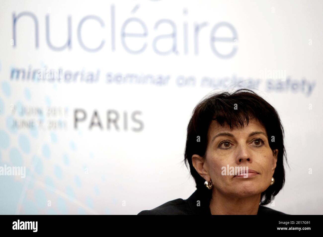 Lo svizzero Doris Leuthard, capo del Dipartimento federale dell'economia in Svizzera, partecipa a una conferenza stampa presso la sede dell'OCSE, Chateau de la Muette, nel corso di una convenzione sulla sicurezza nucleare, nell'ambito degli sforzi internazionali per imparare dall'incidente verificatosi nella centrale giapponese di Fukushima; In preparazione di una riunione ministeriale dell'Agenzia internazionale dell'energia atomica del 22-24 giugno 2011, a Parigi, Francia, 07 giugno 2004. Foto di Stephane Lemouton/ABACAPRESS.COM Foto Stock