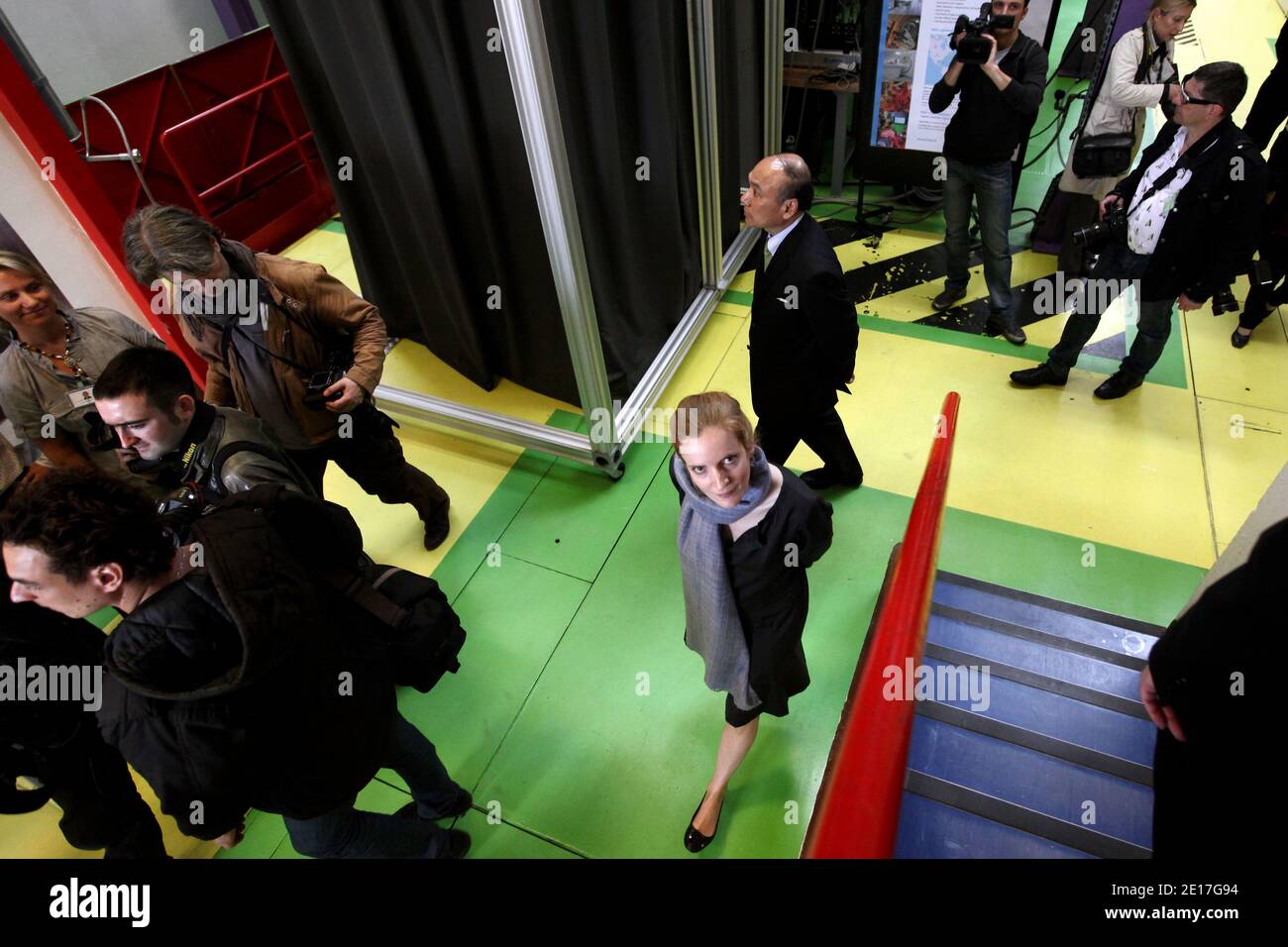 Il ministro francese dell'ambiente e dei trasporti Nathalie Kosciusko-Morizet e il vice ministro per gli affari internazionali del ministero dell'economia, del commercio e dell'industria del Giappone (METI) Hideichi Okada si sono recati presso il centro sperimentale DI MISTRA, appartenente alla CEA (Commissione per l'energia atomica), presso il centro di ricerca nucleare Saclay, in un sobborgo a Parigi, Francia, 07 giugno 2011. Foto di Stephane Lemouton/ABACAPRESS.COM Foto Stock