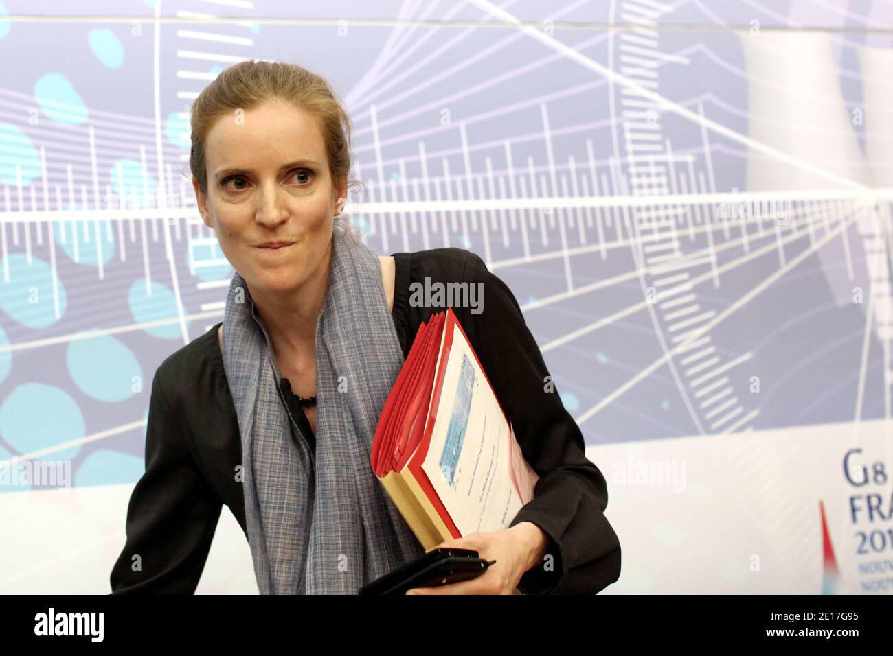 Il Ministro francese per l'ecologia, lo sviluppo sostenibile, i trasporti e l'edilizia abitativa Nathalie Kosciusko-Morizet arriva alla conferenza stampa al Chateau de la Muette, sede dell'OCSE, durante la convention sulla sicurezza nucleare, nell'ambito degli sforzi internazionali per imparare dall'incidente della centrale giapponese di Fukushima; In preparazione di una riunione ministeriale dell'Agenzia internazionale dell'energia atomica del 22-24 giugno 2011, a Parigi, Francia, 07 giugno 2004. Foto di Stephane Lemouton/ABACAPRESS.COM Foto Stock