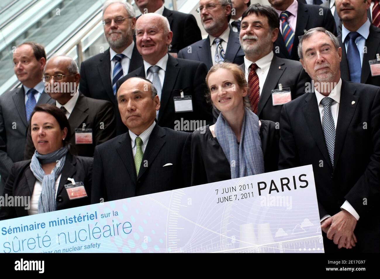 Il ministro francese per l'ecologia, lo sviluppo sostenibile, i trasporti e l'edilizia Nathalie Kosciusko-Morizet ha affiancato il vice ministro per gli affari internazionali del Ministero dell'economia, del commercio e dell'industria del Giappone (METI) Hideichi Okada (L) e il direttore generale dell'Agenzia per l'energia nucleare dell'OCSE (NEA); Luis Echavarri (R) propone una foto di famiglia con i ministri degli Esteri di Parigi presso la sede dell'OCSE Chateau de la Muette, durante la convenzione sulla sicurezza nucleare, come parte degli sforzi internazionali per imparare dall'incidente della centrale giapponese di Fukushima, in preparazione di una International Atomic Energy AG Foto Stock