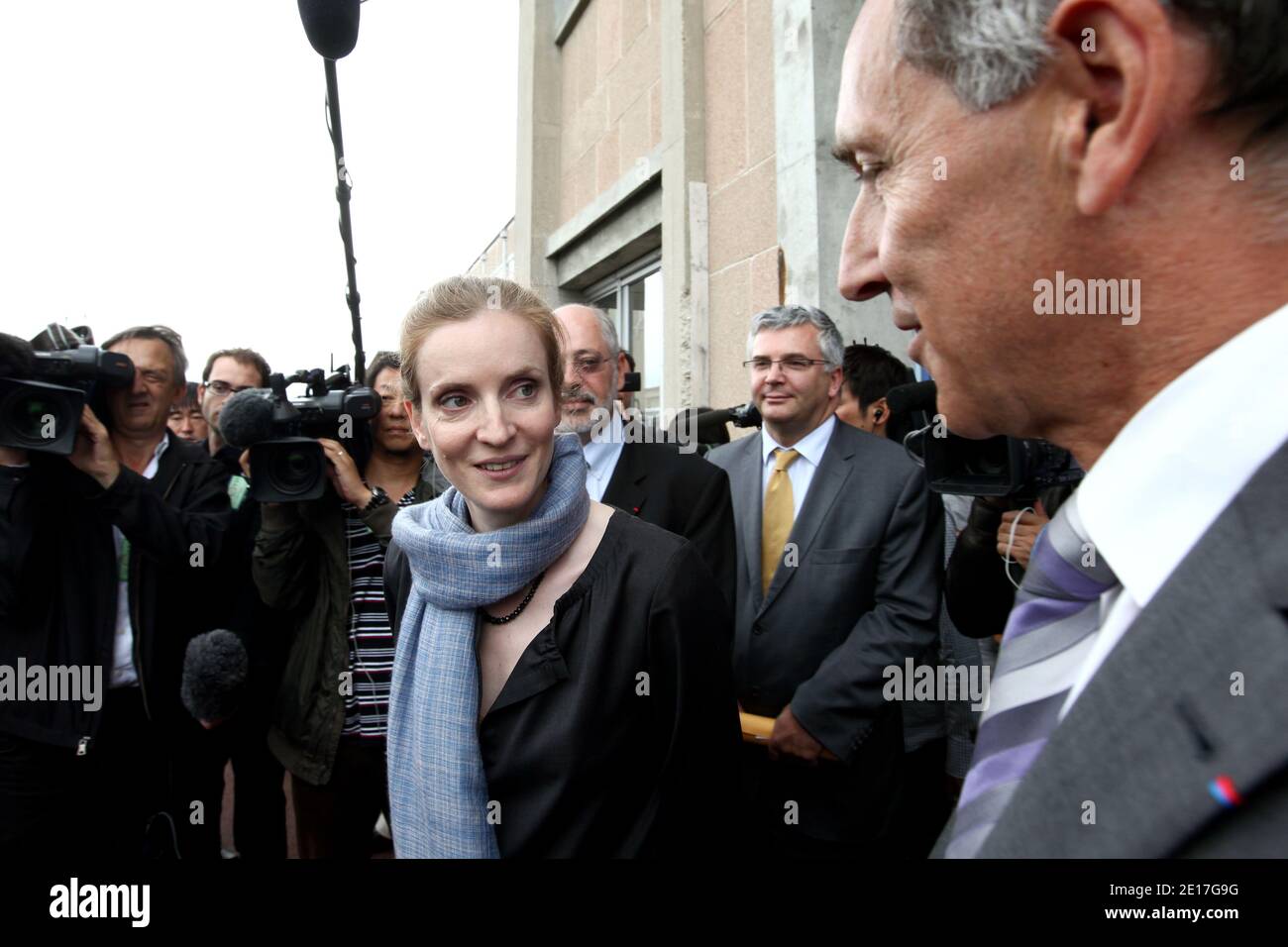 Il ministro francese per l'ambiente e i trasporti, Nathalie Kosciusko-Morizet e il vice amministratore generale della CEA, Hervé Bernard, parlano dopo una visita al centro sperimentale DI MISTRA, appartenente alla CEA (Commissione per l'energia atomica), presso il centro di ricerca nucleare Saclay, in un sobborgo a sud di Parigi, Francia, il 07 giugno 2011. Foto di Stephane Lemouton/ABACAPRESS.COM Foto Stock