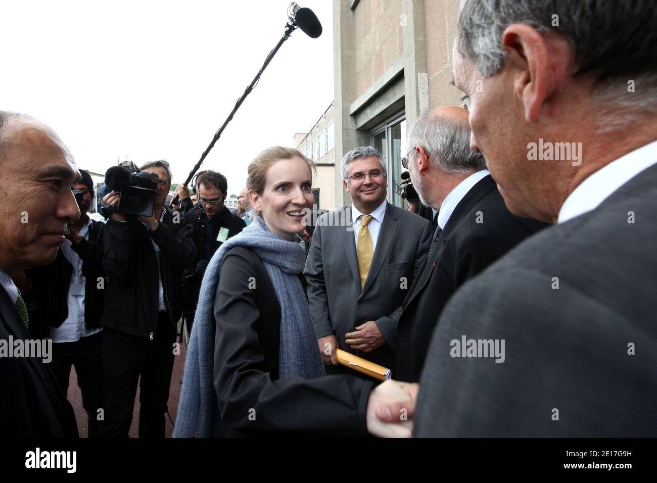 Il ministro francese per l'ambiente e i trasporti Nathalie Kosciusko-Morizet e il vice ministro per gli affari internazionali del ministero dell'economia, del commercio e dell'industria del Giappone (METI) Hideichi Okada partono dopo una visita del centro sperimentale DI MISTRA, appartenente alla CEA (Commissione per l'energia atomica), presso il centro di ricerca nucleare Saclay; In un sobborgo a sud di Parigi, Francia, 07 giugno 2011. Foto di Stephane Lemouton/ABACAPRESS.COM Foto Stock