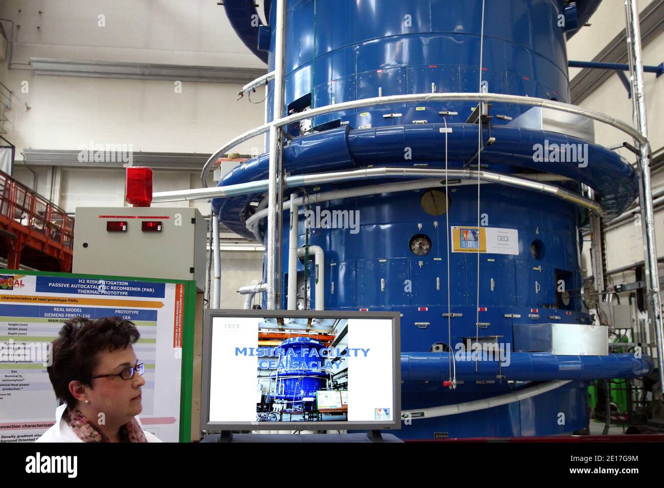 I dipendenti lavorano presso la struttura sperimentale TOSQAN, che appartiene alla CEA (Commissione per l'energia atomica), presso il centro di ricerca nucleare Saclay. TOSQAN intende simulare le condizioni di flusso termoidraulico accidentale nel contenimento di reattori ad acqua pressurizzati nucleari, in un sobborgo a sud di Parigi, Francia, 07 giugno 2011. Foto di Stephane Lemouton/ABACAPRESS.COM Foto Stock