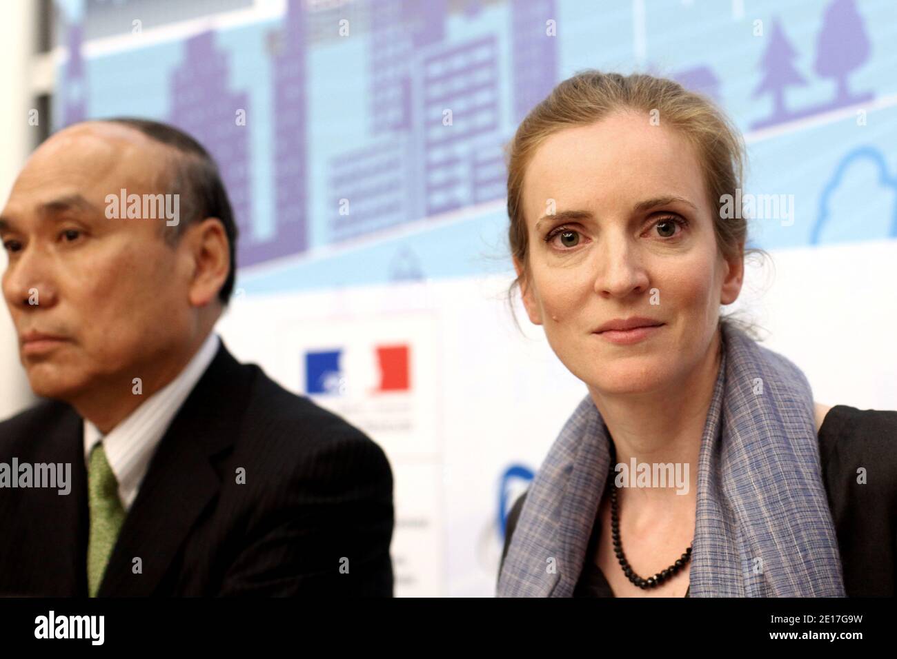 Il Ministro francese per l'ecologia, lo sviluppo sostenibile, i trasporti e l'edilizia Nathalie Kosciusko-Morizet e il Vice Ministro per gli Affari internazionali del Ministero dell'Economia, del Commercio e dell'industria del Giappone (METI) Hideichi Okada partecipano a una conferenza stampa presso la sede dell'OCSE, presso lo Chateau de la Muette, durante la convenzione sulla sicurezza nucleare; Nell'ambito degli sforzi internazionali per imparare dall'incidente della centrale giapponese di Fukushima, in preparazione di una riunione ministeriale dell'Agenzia internazionale dell'energia atomica del 22-24 giugno, a Parigi, Francia, 07 giugno 2011. Foto di Stephane Lemouton/ABACAPRESS.C Foto Stock