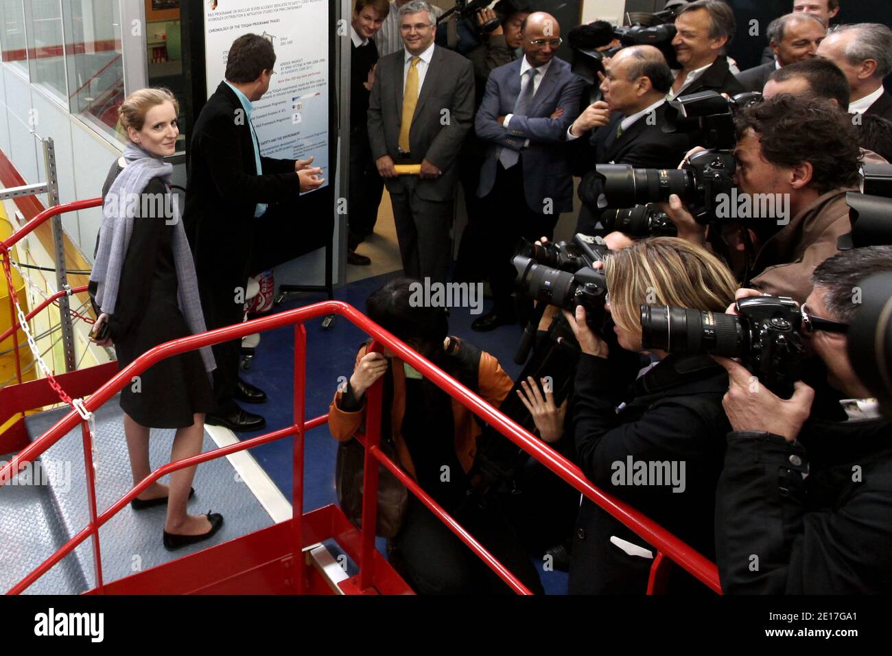 Ministro francese per l'ambiente e i trasporti, Nathalie Kosciusko-Morizet è raffigurata da fotografi durante le sue visite presso la struttura sperimentale DI MISTRA, che appartiene alla CEA (Commissione per l'energia atomica), presso il centro di ricerca nucleare Saclay, in un sobborgo a sud di Parigi, Francia, il 07 giugno 2011. Foto di Stephane Lemouton/ABACAPRESS.COM Foto Stock