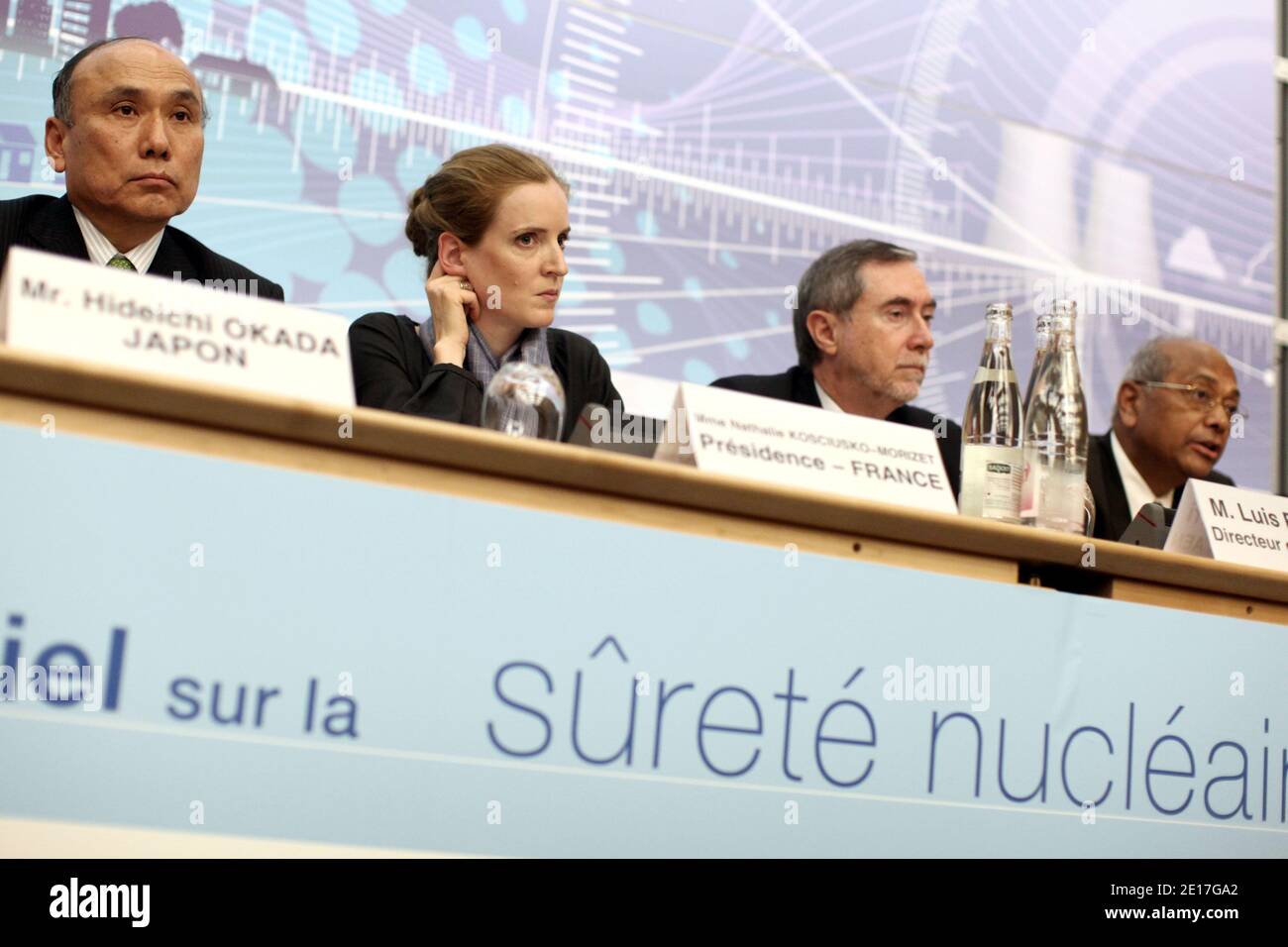 Vice Ministro per gli Affari internazionali del Ministero dell'Economia, del Commercio e dell'industria del Giappone (METI) Hideichi Okada, Ministro francese per l'Ecologia, lo sviluppo sostenibile, i trasporti e l'edilizia Nathalie Kosciusko-Morizet, Direttore Generale dell'Agenzia dell'energia nucleare dell'OCSE (NEA), Luis Echavarri e Indian Srikumar Banerjee, Il presidente della Commissione per l'energia atomica (AEC) partecipa a una conferenza stampa presso lo Chateau de la Muette, sede dell'OCSE, durante la convention sulla sicurezza nucleare, nell'ambito degli sforzi internazionali per imparare dall'incidente della centrale giapponese di Fukushima, in preparazione Foto Stock