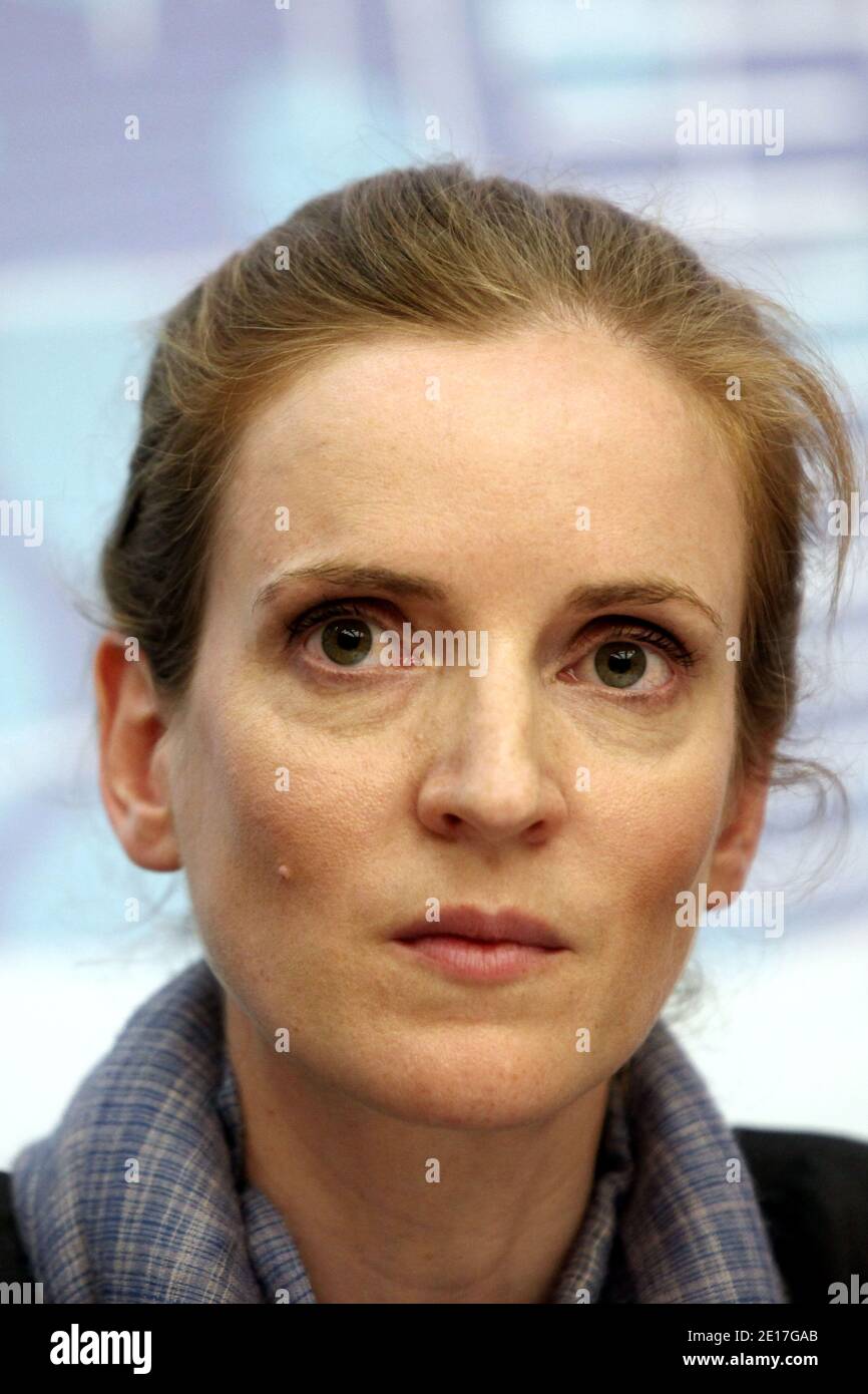 Il Ministro francese per l'ecologia, lo sviluppo sostenibile, i trasporti e l'edilizia abitativa Nathalie Kosciusko-Morizet partecipa a una conferenza stampa presso lo Chateau de la Muette, sede dell'OCSE, durante la convenzione sulla sicurezza nucleare, nell'ambito degli sforzi internazionali per imparare dall'incidente della centrale giapponese di Fukushima; In preparazione di una riunione ministeriale dell'Agenzia internazionale dell'energia atomica del 22-24 giugno 2011, a Parigi, Francia, 07 giugno 2004. Foto di Stephane Lemouton/ABACAPRESS.COM Foto Stock