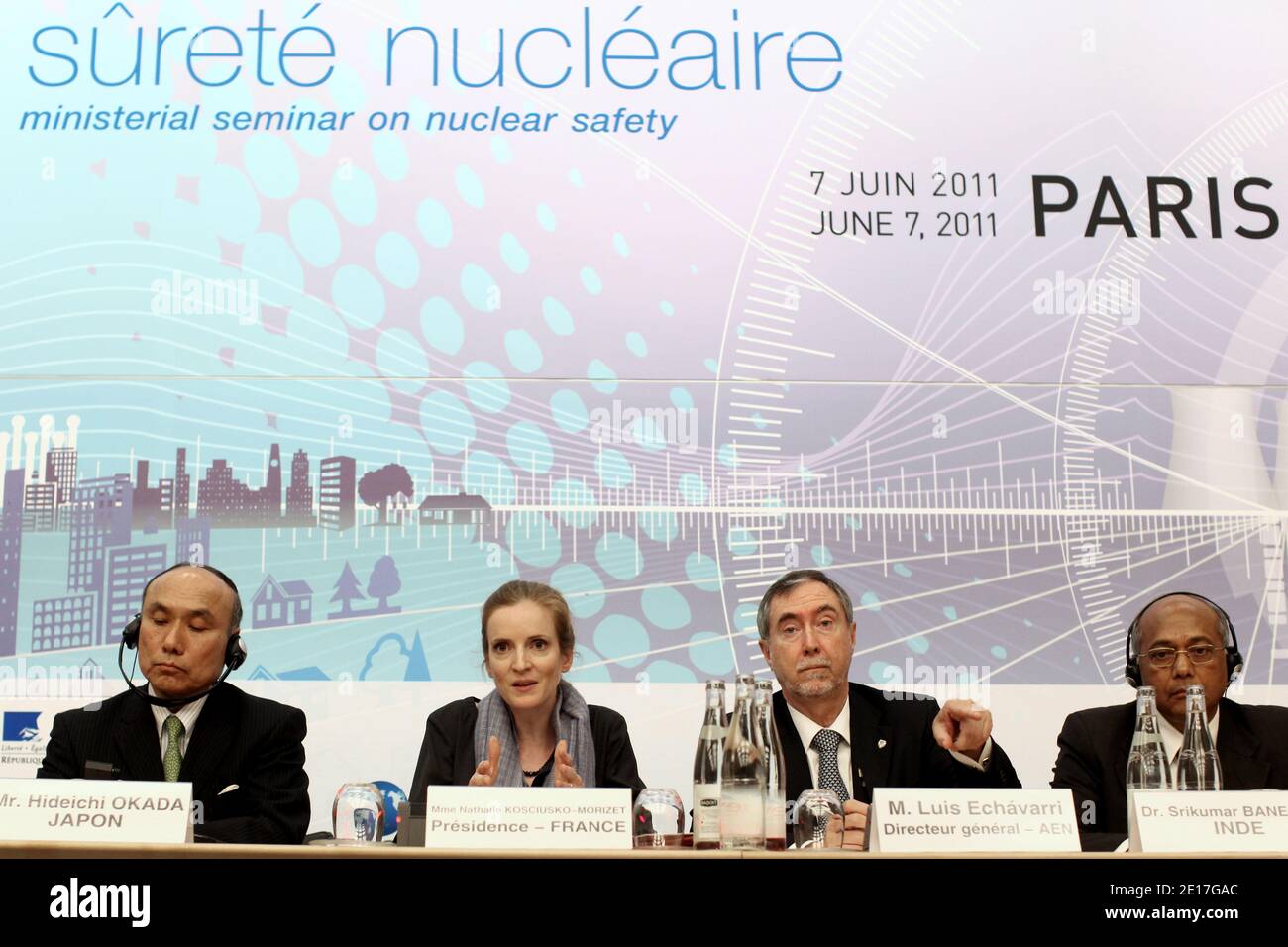Vice Ministro per gli Affari internazionali del Ministero dell'Economia, del Commercio e dell'industria del Giappone (METI) Hideichi Okada, Ministro francese per l'Ecologia, lo sviluppo sostenibile, i trasporti e l'edilizia Nathalie Kosciusko-Morizet, Direttore Generale dell'Agenzia dell'energia nucleare dell'OCSE (NEA), Luis Echavarri e Indian Srikumar Banerjee, Il presidente della Commissione per l'energia atomica (AEC) partecipa a una conferenza stampa presso lo Chateau de la Muette, sede dell'OCSE, durante la convention sulla sicurezza nucleare, nell'ambito degli sforzi internazionali per imparare dall'incidente della centrale giapponese di Fukushima, in preparazione Foto Stock