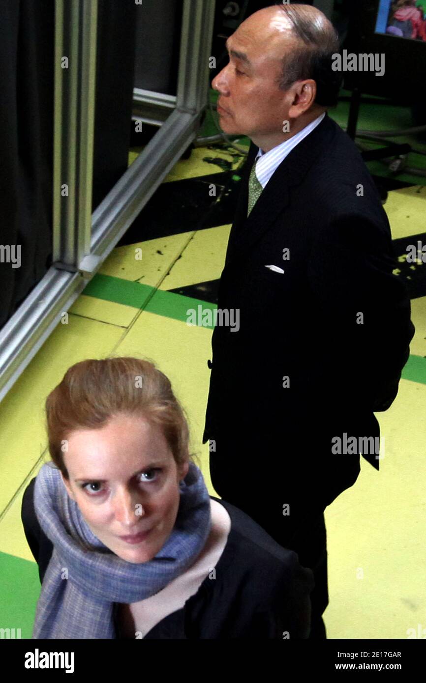 Il ministro francese dell'ambiente e dei trasporti Nathalie Kosciusko-Morizet e il vice ministro per gli affari internazionali del ministero dell'economia, del commercio e dell'industria del Giappone (METI) Hideichi Okada si sono recati presso il centro sperimentale DI MISTRA, appartenente alla CEA (Commissione per l'energia atomica), presso il centro di ricerca nucleare Saclay, in un sobborgo a Parigi, Francia, 07 giugno 2011. Foto di Stephane Lemouton/ABACAPRESS.COM Foto Stock