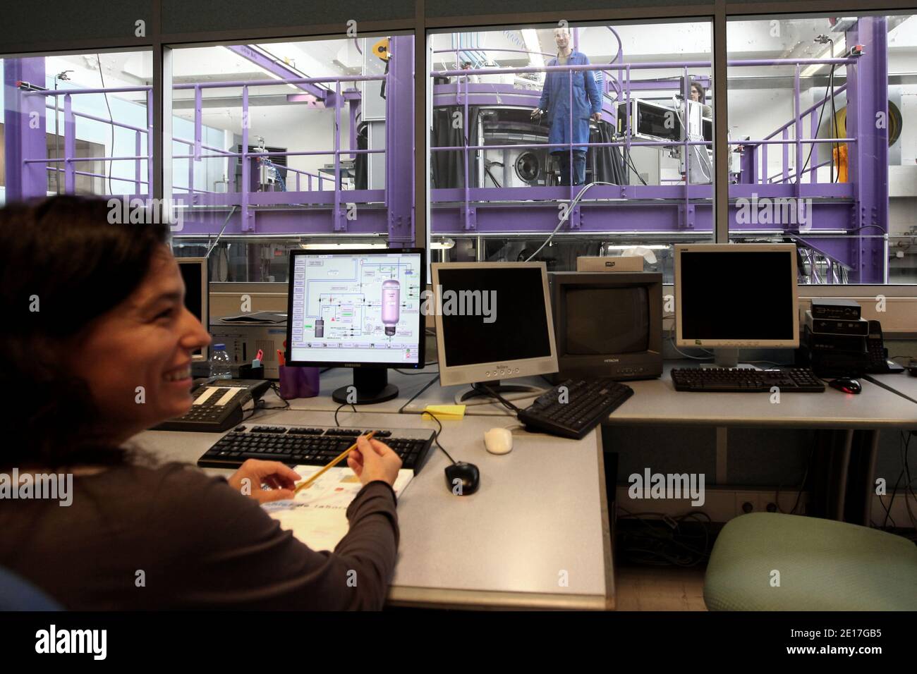 I dipendenti lavorano presso la struttura sperimentale TOSQAN, che appartiene alla CEA (Commissione per l'energia atomica), presso il centro di ricerca nucleare Saclay. TOSQAN intende simulare le condizioni di flusso termoidraulico accidentale nel contenimento di reattori ad acqua pressurizzati nucleari, in un sobborgo a sud di Parigi, Francia, 07 giugno 2011. Foto di Stephane Lemouton/ABACAPRESS.COM Foto Stock