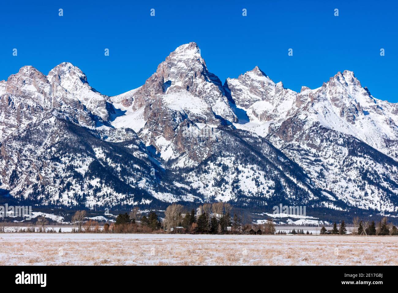 Vista panoramica invernale della catena montuosa Teton da Antelope Flats nel Grand Teton National Park, Wyoming Foto Stock