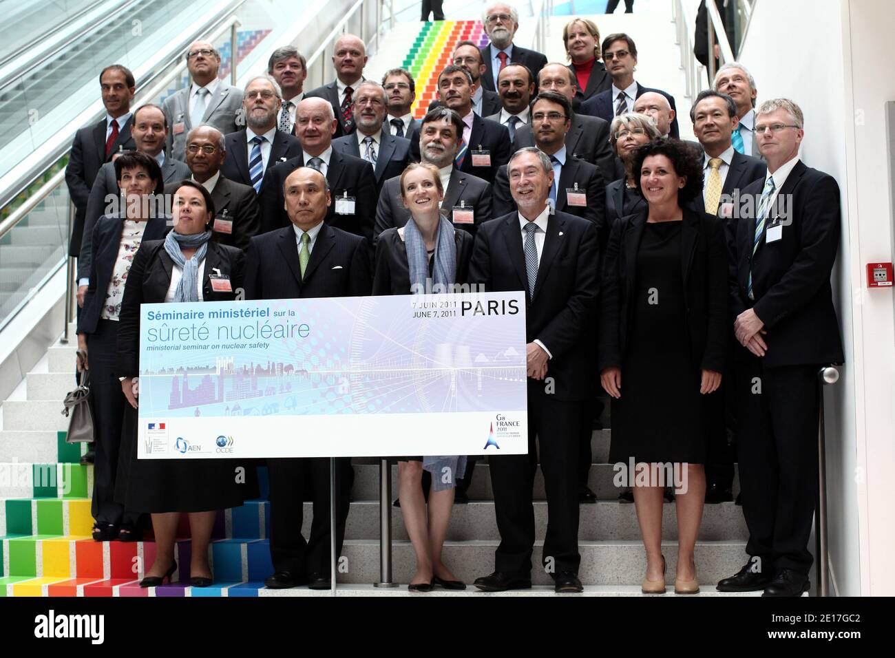 Il ministro francese per l'ecologia, lo sviluppo sostenibile, i trasporti e l'edilizia Nathalie Kosciusko-Morizet ha affiancato il vice ministro per gli affari internazionali del Ministero dell'economia, del commercio e dell'industria del Giappone (METI) Hideichi Okada (L) e il direttore generale dell'Agenzia per l'energia nucleare dell'OCSE (NEA); Luis Echavarri (R) propone una foto di famiglia con i ministri degli Esteri di Parigi presso la sede dell'OCSE Chateau de la Muette, durante la convenzione sulla sicurezza nucleare, come parte degli sforzi internazionali per imparare dall'incidente della centrale giapponese di Fukushima, in preparazione di una International Atomic Energy AG Foto Stock