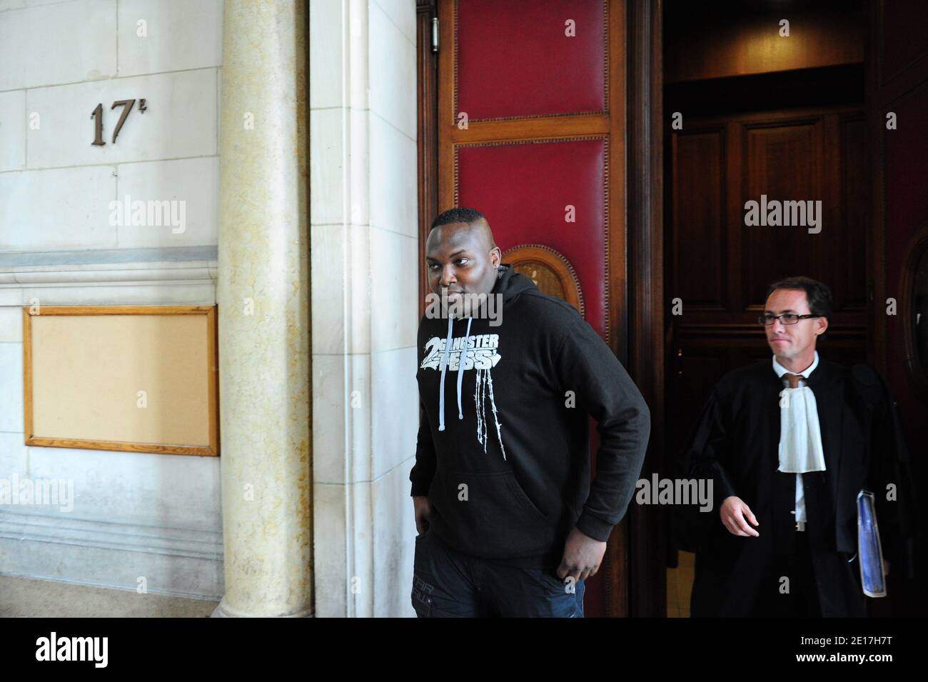 Sebastien Gozlin, alias Cortex rappeur d'Evry a la fin de l'audience devant la 17e chambre correctionnelle du Tribunal de Paris, France la 9 Juin 2011 lors de l'affaire qui l'oppose a Brice Hortefeux. Le rappeur avait emplye des termes comme 'Gros pedes', 'fils de pute' et 'gros poivrot' dans une video visible sur internet. Le Tribunal correctionnel de Paris a Declare nulles les poursuites que Brice Hortefeux avait engagees contre un rappeur d'Evry contre Sebastien Gozlin, alias Cortex. Foto Mousse/ABACAPRESS.COM Foto Stock