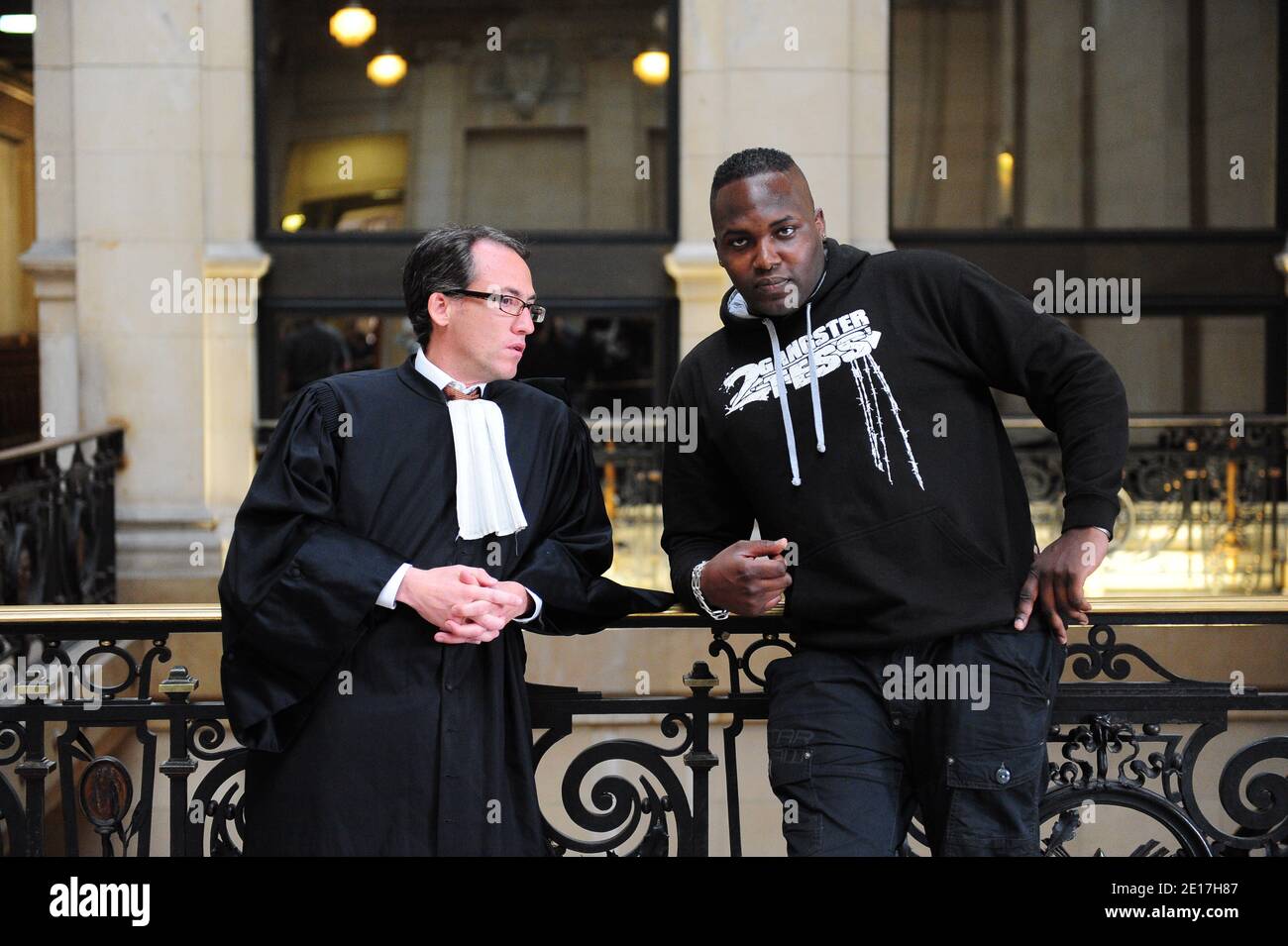 Sebastien Gozlin, alias Cortex rappeur d'Evry a la fin de l'audience devant la 17e chambre correctionnelle du Tribunal de Paris, France la 9 Juin 2011 lors de l'affaire qui l'oppose a Brice Hortefeux. Le rappeur avait emplye des termes comme 'Gros pedes', 'fils de pute' et 'gros poivrot' dans une video visible sur internet. Le Tribunal correctionnel de Paris a Declare nulles les poursuites que Brice Hortefeux avait engagees contre un rappeur d'Evry contre Sebastien Gozlin, alias Cortex. Foto Mousse/ABACAPRESS.COM Foto Stock