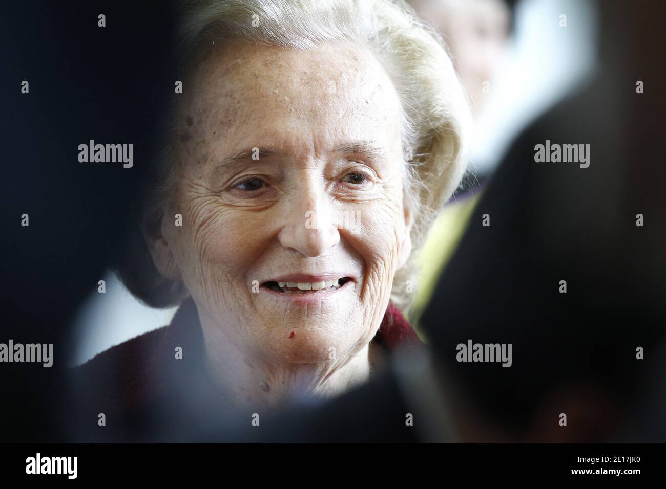 L'ex prima Signora Bernadette Chirac visita la mostra Arts de Chine al Musee du President Jacques Chirac a Sarran, Francia, 11 giugno 2011. Il 78-year-old Chirac, presidente conservatore della Francia per 12 anni fino al 2007, ha detto all'inizio di questa settimana che non poteva fidarsi e aveva poco in comune con il suo successore conservatore Nicolas Sarkozy, che è ampiamente previsto per funzionare per un secondo mandato. Durante una visita al museo, dove Chirac e Hollande hanno fatto una passeggiata divertente insieme, l'ex presidente ha detto che avrebbe saccheggiato per lo zenzero sinistro a meno che un vecchio amico, Alain Juppe, attualmente straniero Foto Stock