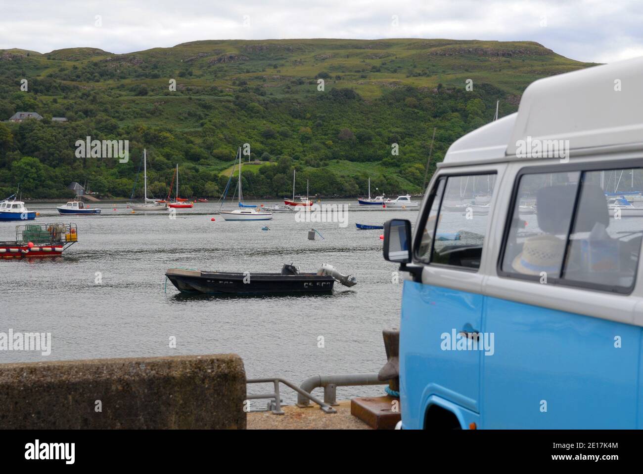 Un camper VW vicino alla costa in Scozia Foto Stock