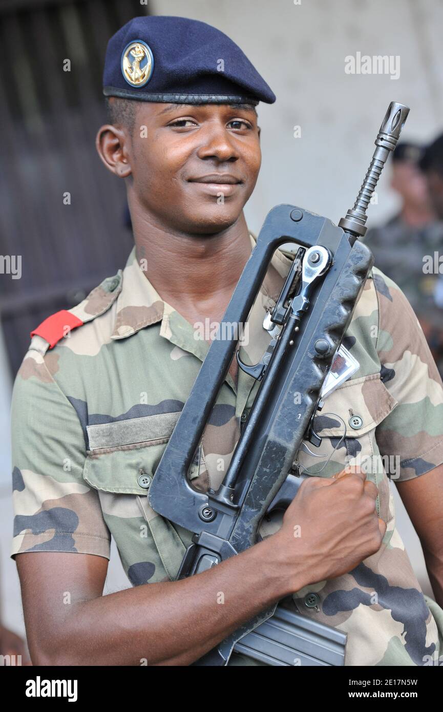 Membro del Regiment adattato servizio militare (Regiment du Service militaire adapte), raffigurato alla base di Saint-Jean-du-Maroni, Guyana francese, il 2011 giugno. Il reggimento fu creato il 15 luglio 2008 a Saint-Jean-du-Maroni e a Cayenne. La scelta del suo stabilimento, con più di 250 chilometri di Cayenne, mostra la volontà dello Stato di sostenere l'attività nella zona del San Laurence. Unica organizzazione per garantire in modo continuo una formazione professionale remunerata nell'ovest guianese, rivolgendosi ad una popolazione fortemente plurietnica, la RSMA è ben integrata nel suo locale Foto Stock