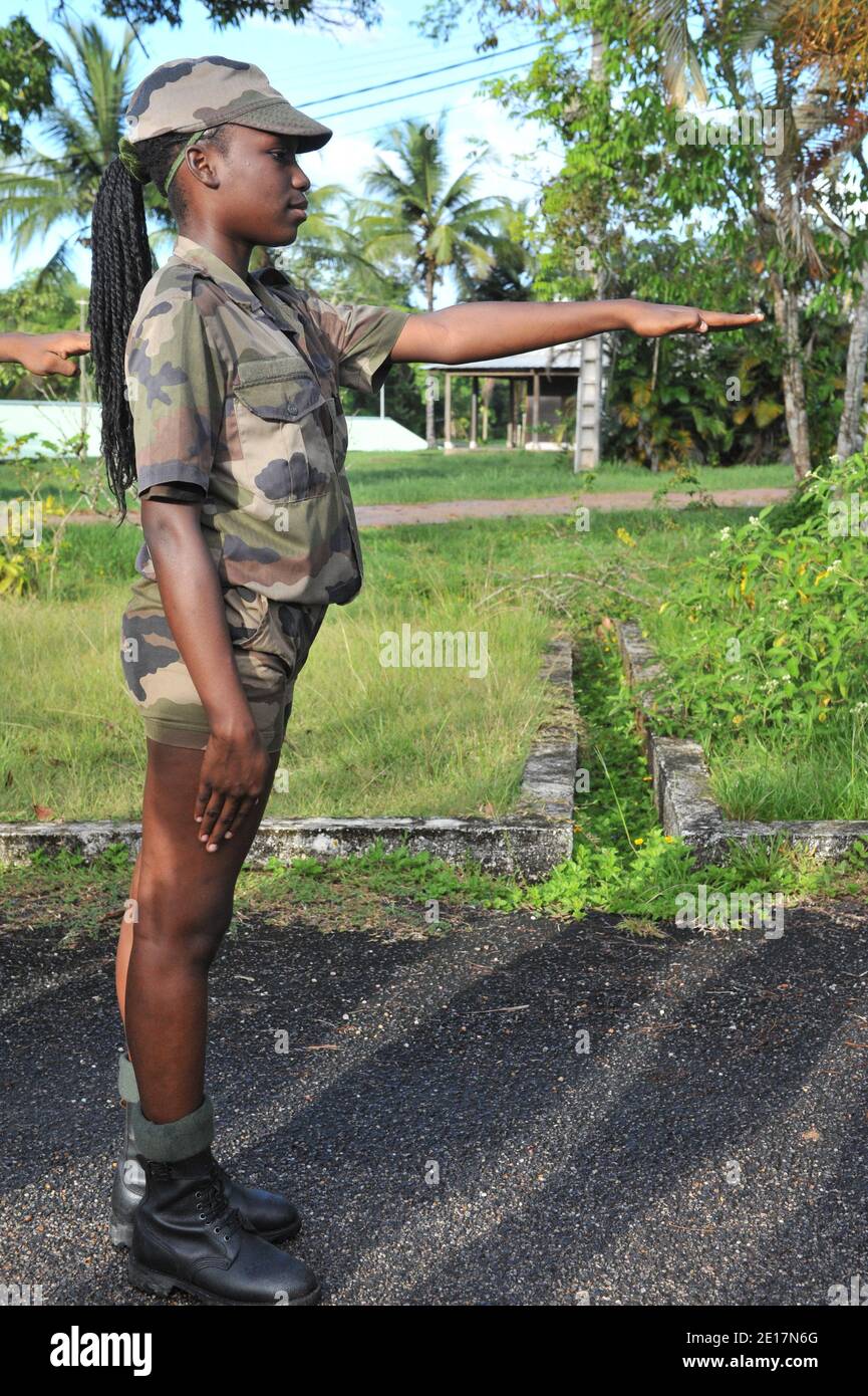 Membro del Regiment adattato servizio militare (Regiment du Service militaire adapte), raffigurato alla base di Saint-Jean-du-Maroni, Guyana francese, il 2011 giugno. Il reggimento fu creato il 15 luglio 2008 a Saint-Jean-du-Maroni e a Cayenne. La scelta del suo stabilimento, con più di 250 chilometri di Cayenne, mostra la volontà dello Stato di sostenere l'attività nella zona del San Laurence. Unica organizzazione per garantire in modo continuo una formazione professionale remunerata nell'ovest guianese, rivolgendosi ad una popolazione fortemente plurietnica, la RSMA è ben integrata nel suo locale Foto Stock