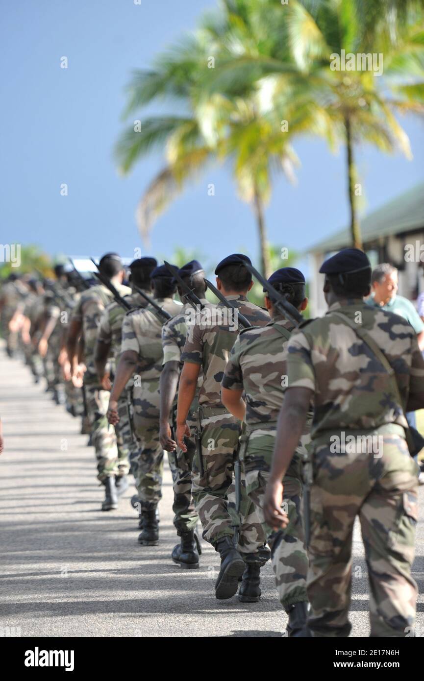 I membri del Reggimento adattarono il servizio militare (Regiment du Service militaire adapte), raffigurato alla base di Saint-Jean-du-Maroni, Guyana francese, il 2011 giugno. Il reggimento fu creato il 15 luglio 2008 a Saint-Jean-du-Maroni e a Cayenne. La scelta del suo stabilimento, con più di 250 chilometri di Cayenne, mostra la volontà dello Stato di sostenere l'attività nella zona del San Laurence. Unica organizzazione per garantire in modo continuo una formazione professionale remunerata nell'ovest guianese, rivolgendosi ad una popolazione fortemente plurietnica, la RSMA è ben integrata nella sua loca Foto Stock