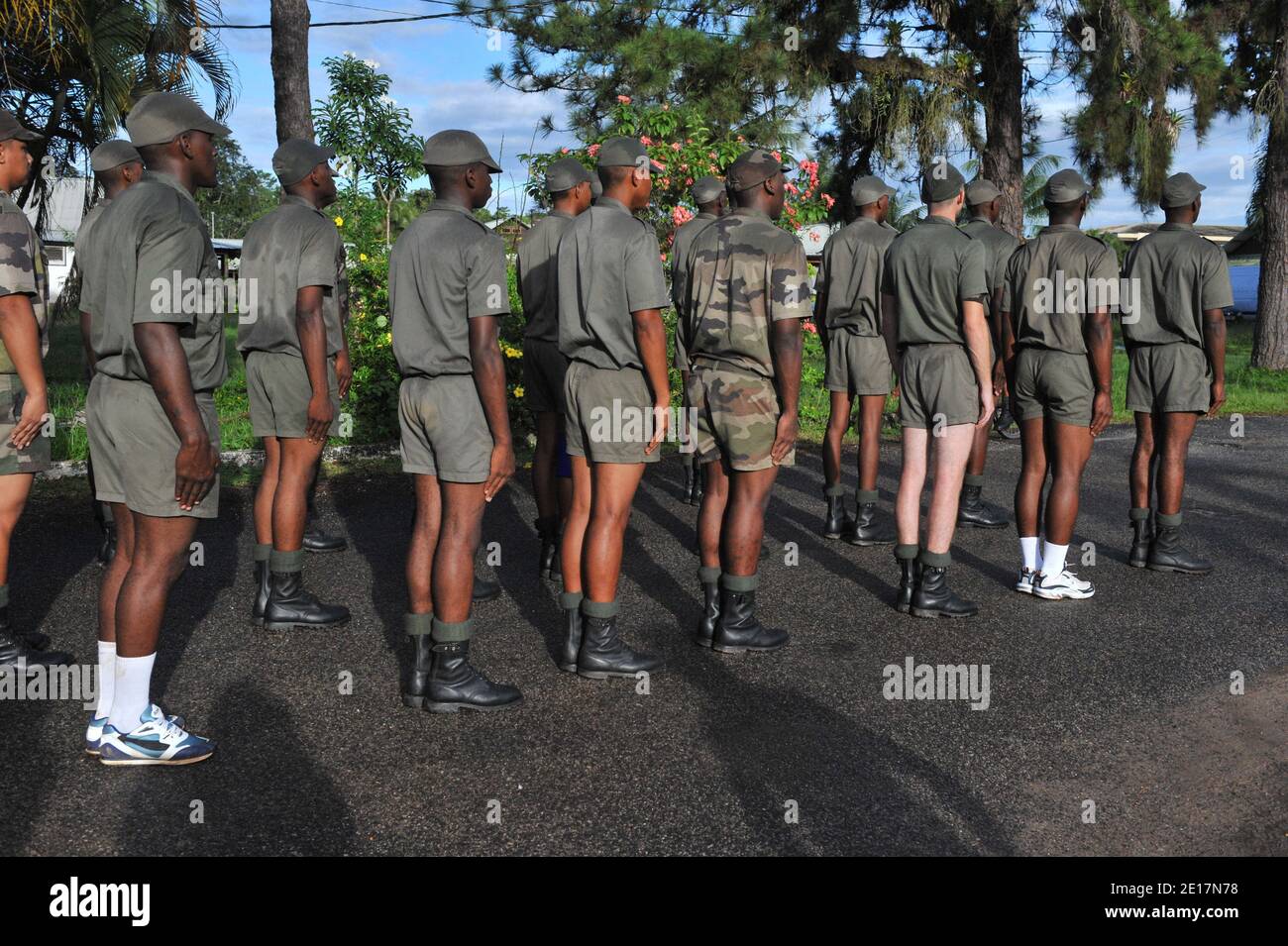 I membri del Reggimento adattarono il servizio militare (Regiment du Service militaire adapte), raffigurato alla base di Saint-Jean-du-Maroni, Guyana francese, il 2011 giugno. Il reggimento fu creato il 15 luglio 2008 a Saint-Jean-du-Maroni e a Cayenne. La scelta del suo stabilimento, con più di 250 chilometri di Cayenne, mostra la volontà dello Stato di sostenere l'attività nella zona del San Laurence. Unica organizzazione per garantire in modo continuo una formazione professionale remunerata nell'ovest guianese, rivolgendosi ad una popolazione fortemente plurietnica, la RSMA è ben integrata nella sua loca Foto Stock
