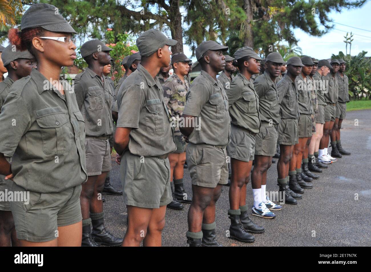 I membri del Reggimento adattarono il servizio militare (Regiment du Service militaire adapte), raffigurato alla base di Saint-Jean-du-Maroni, Guyana francese, il 2011 giugno. Il reggimento fu creato il 15 luglio 2008 a Saint-Jean-du-Maroni e a Cayenne. La scelta del suo stabilimento, con più di 250 chilometri di Cayenne, mostra la volontà dello Stato di sostenere l'attività nella zona del San Laurence. Unica organizzazione per garantire in modo continuo una formazione professionale remunerata nell'ovest guianese, rivolgendosi ad una popolazione fortemente plurietnica, la RSMA è ben integrata nella sua loca Foto Stock