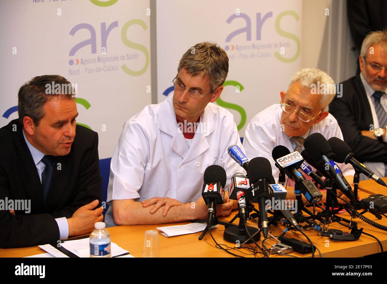 Il ministro francese della Sanità Xavier Bertrand tiene una conferenza stampa il 17 giugno 2011 presso l'Agenzia regionale della sanità (ARS) di Nord-Pas-de-Calais a Lille, Francia settentrionale, in seguito all'ospedalizzazione di bambini affetti da infezioni da E. coli dopo aver mangiato carne che potrebbe essere stata importata dalla Germania. I bambini, di età compresa tra i 20 mesi e gli otto anni, avevano mangiato hamburger di 'paese teak' scongelati, prodotti dalla società francese SEB, che affermava che la carne veniva prelevata da animali macellati in Germania, Belgio e Paesi Bassi e trasformati in Francia. Foto di Sylvain Lefevre/ABACAPRESS.COM Foto Stock