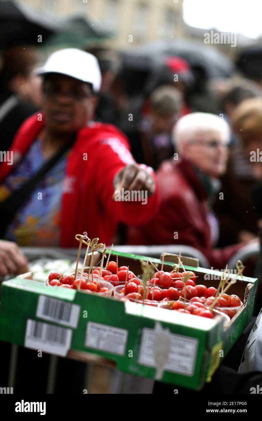 I coltivatori francesi di ortaggi sono visti durante una manifestazione organizzata dai produttori di cetrioli e tomatoe, sul Champ de Mars a Parigi, Francia, per protestare contro il crollo delle vendite di cetrioli a causa del timore della contaminazione da batteri E. coli, il 18 giugno 2011. Le autorità sanitarie tedesche hanno detto ai consumatori di evitare cetrioli crudi, pomodori e lattuga, sospettando che questi ortaggi fossero la fonte dei batteri che hanno ucciso 32 persone in Germania e altri in Svezia, causando caos tra i coltivatori di ortaggi europei. Foto di Stephane Lemouton/ABACAPRESS.COM Foto Stock