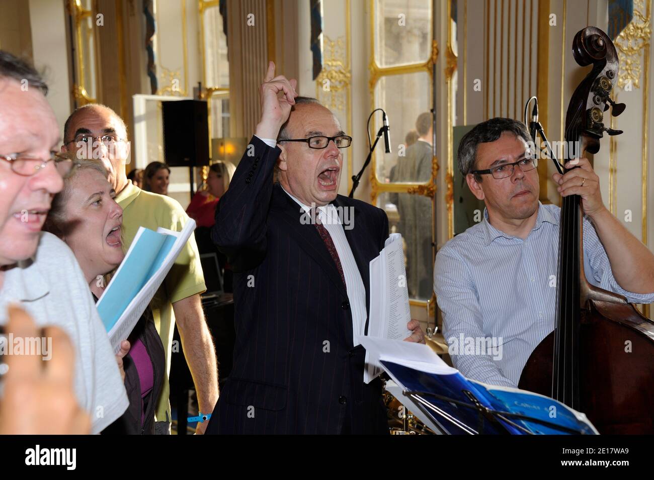 ESCLUSIVA - Frederic Mitterrand canta 'le petit vin blanc' durante una festa per il 'Fete de la musique 2011' tenutasi al Ministero della Cultura a Parigi, Francia il 21 giugno 2011. Foto di Alban Wyters/ABACAPRESS.COM Foto Stock