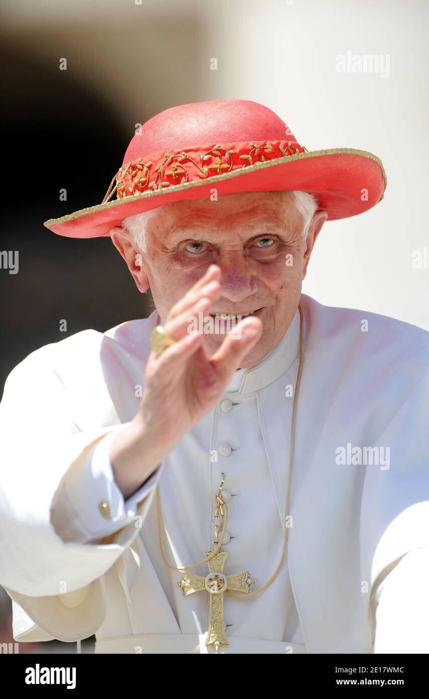 Giornata di sole a Roma: Papa Benedetto XVI indossa il cappello rosso di  Saturno, che prende il nome dal pianeta soleggiato Saturno, al termine dell'udienza  generale settimanale in Piazza San Pietro, in